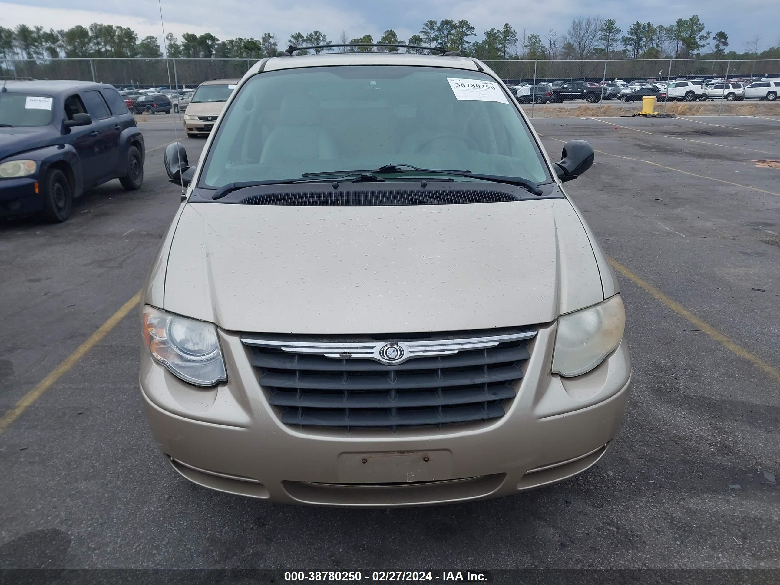 Photo 5 VIN: 2C4GP54L35R269537 - CHRYSLER TOWN & COUNTRY 