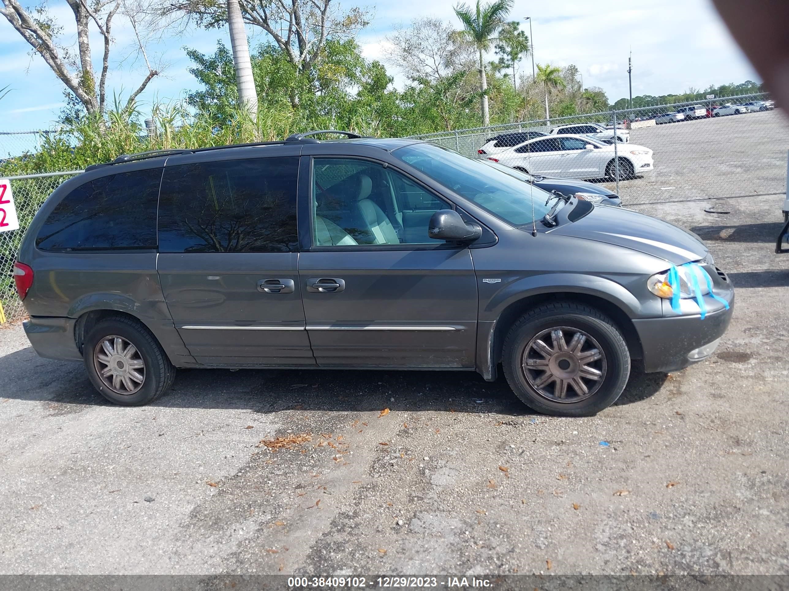 Photo 12 VIN: 2C4GP54L44R546520 - CHRYSLER TOWN & COUNTRY 