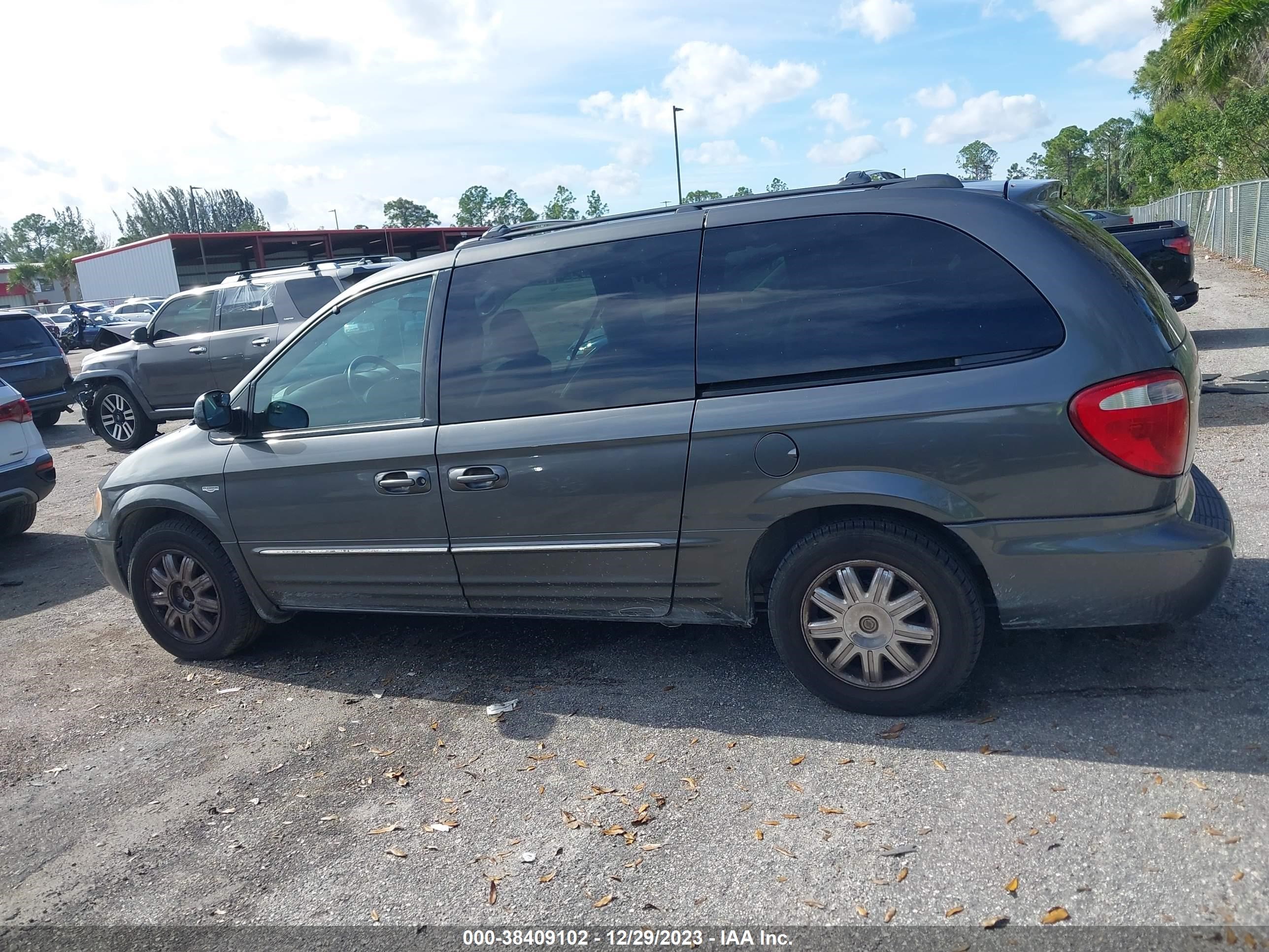 Photo 13 VIN: 2C4GP54L44R546520 - CHRYSLER TOWN & COUNTRY 