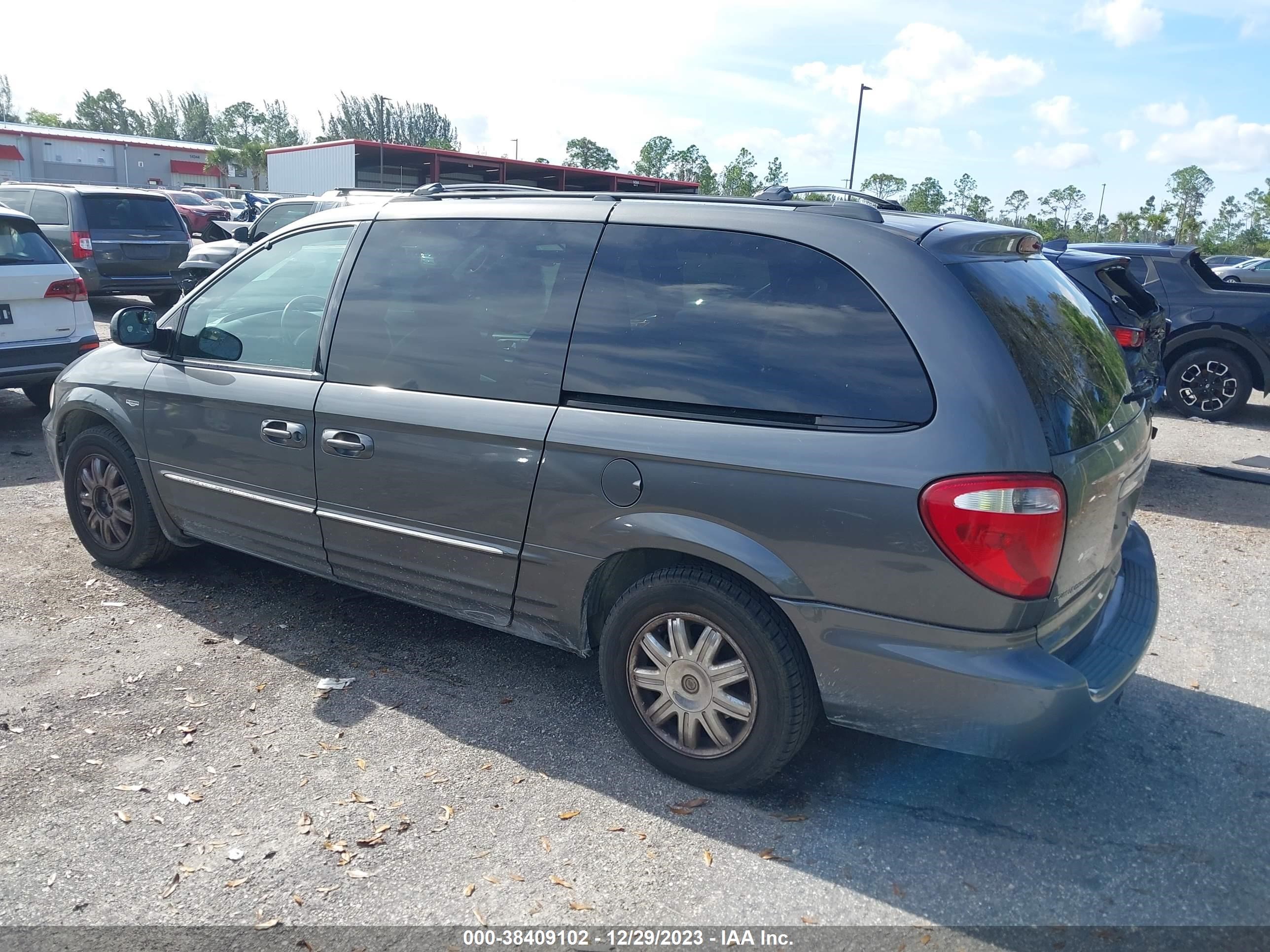 Photo 2 VIN: 2C4GP54L44R546520 - CHRYSLER TOWN & COUNTRY 