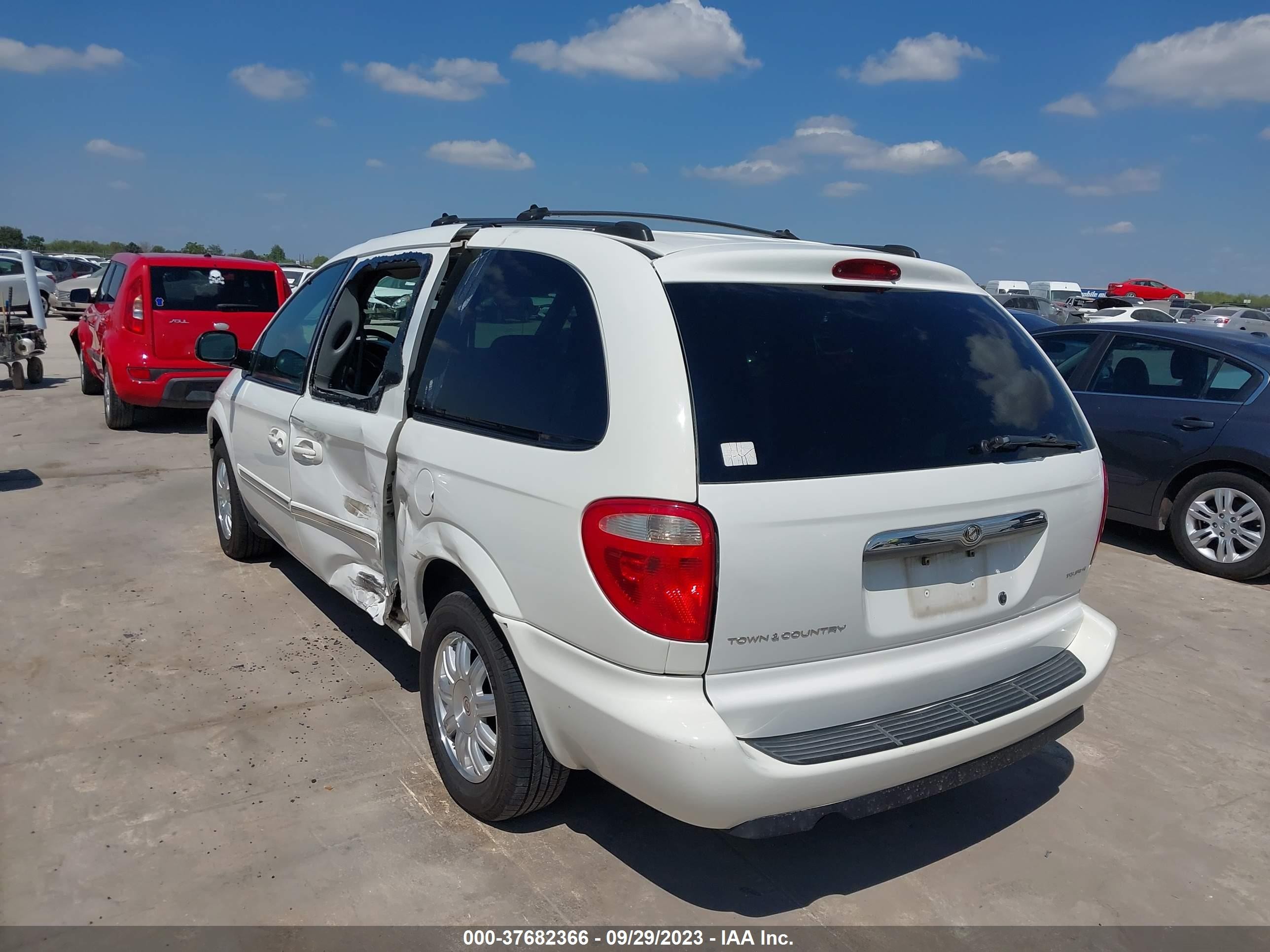 Photo 2 VIN: 2C4GP54L65R157816 - CHRYSLER TOWN & COUNTRY 