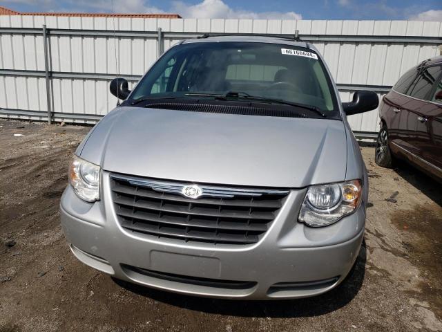 Photo 4 VIN: 2C4GP54L85R587296 - CHRYSLER TOWN & COU 