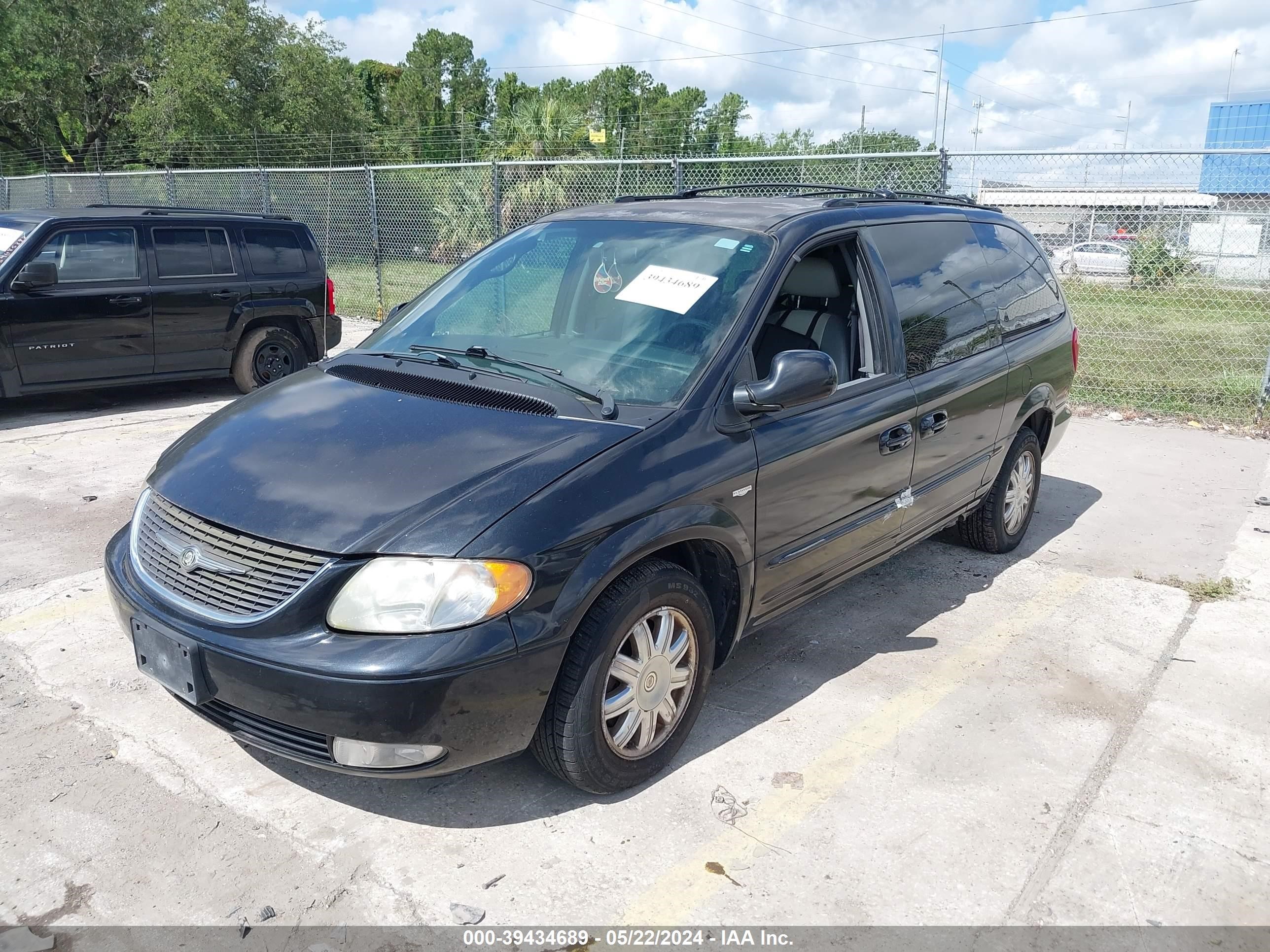 Photo 1 VIN: 2C4GP54L94R518275 - CHRYSLER TOWN & COUNTRY 