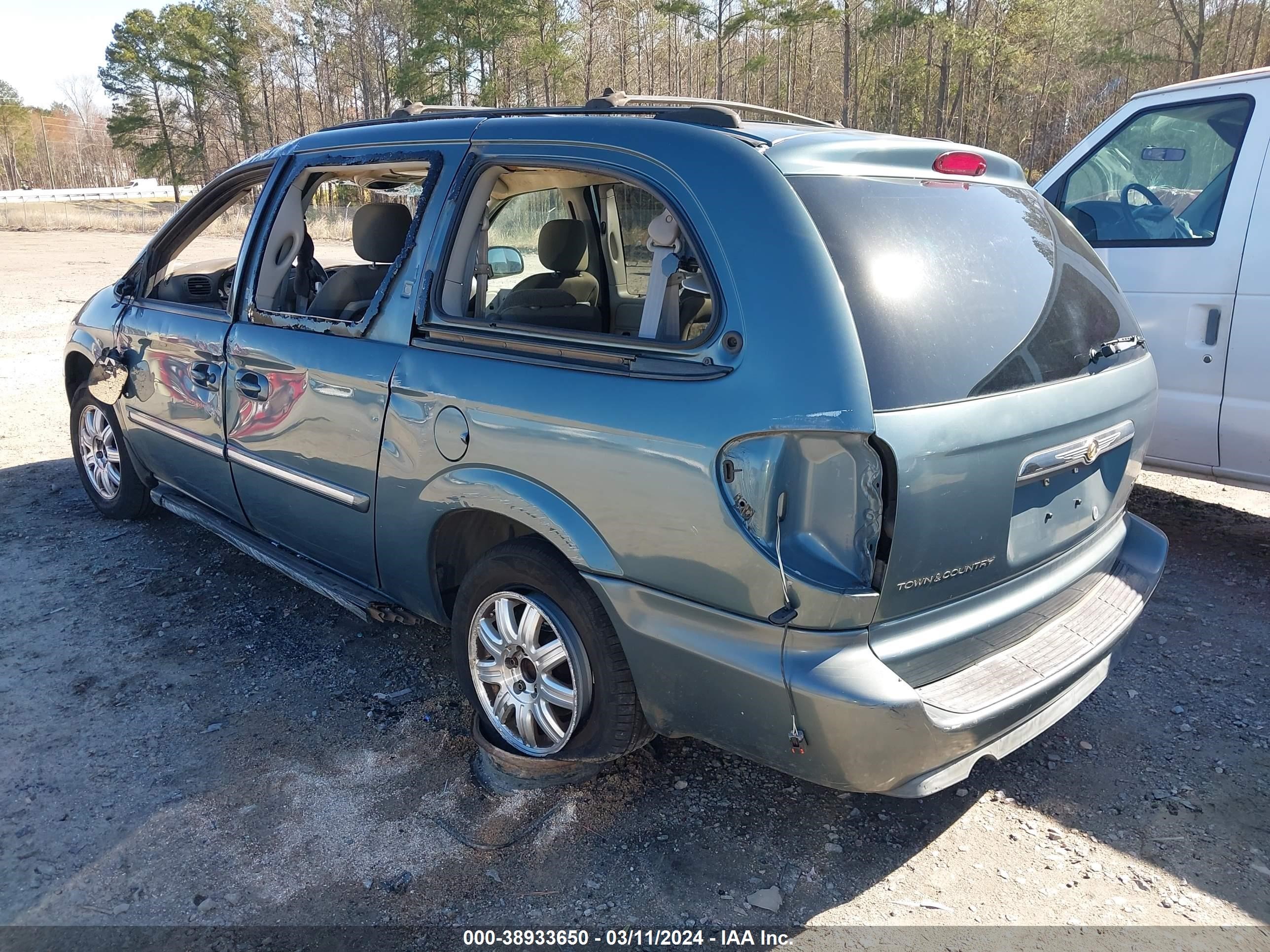 Photo 2 VIN: 2C4GP54L95R486865 - CHRYSLER TOWN & COUNTRY 