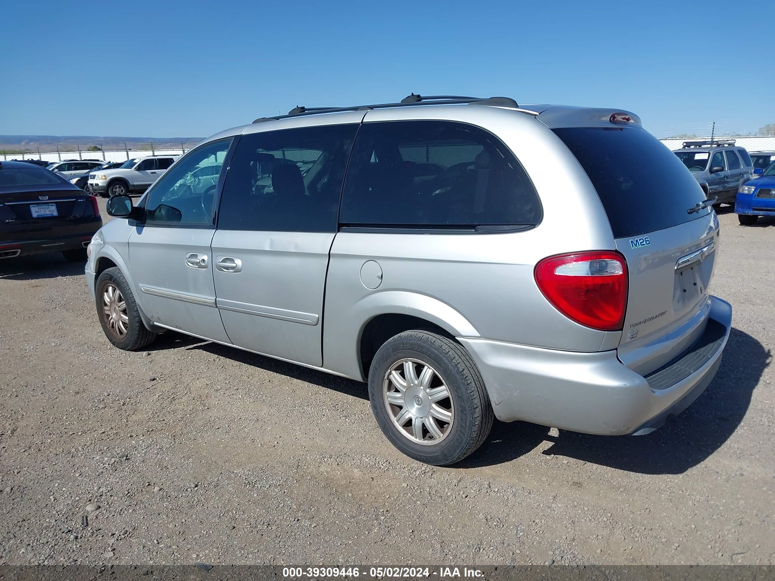 Photo 2 VIN: 2C4GP54LX5R467368 - CHRYSLER TOWN & COUNTRY 