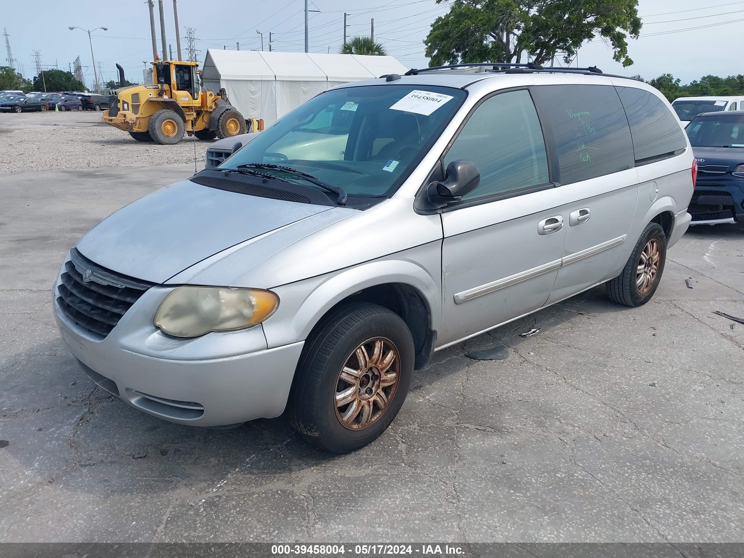 Photo 1 VIN: 2C4GP54LX5R490925 - CHRYSLER TOWN & COUNTRY 