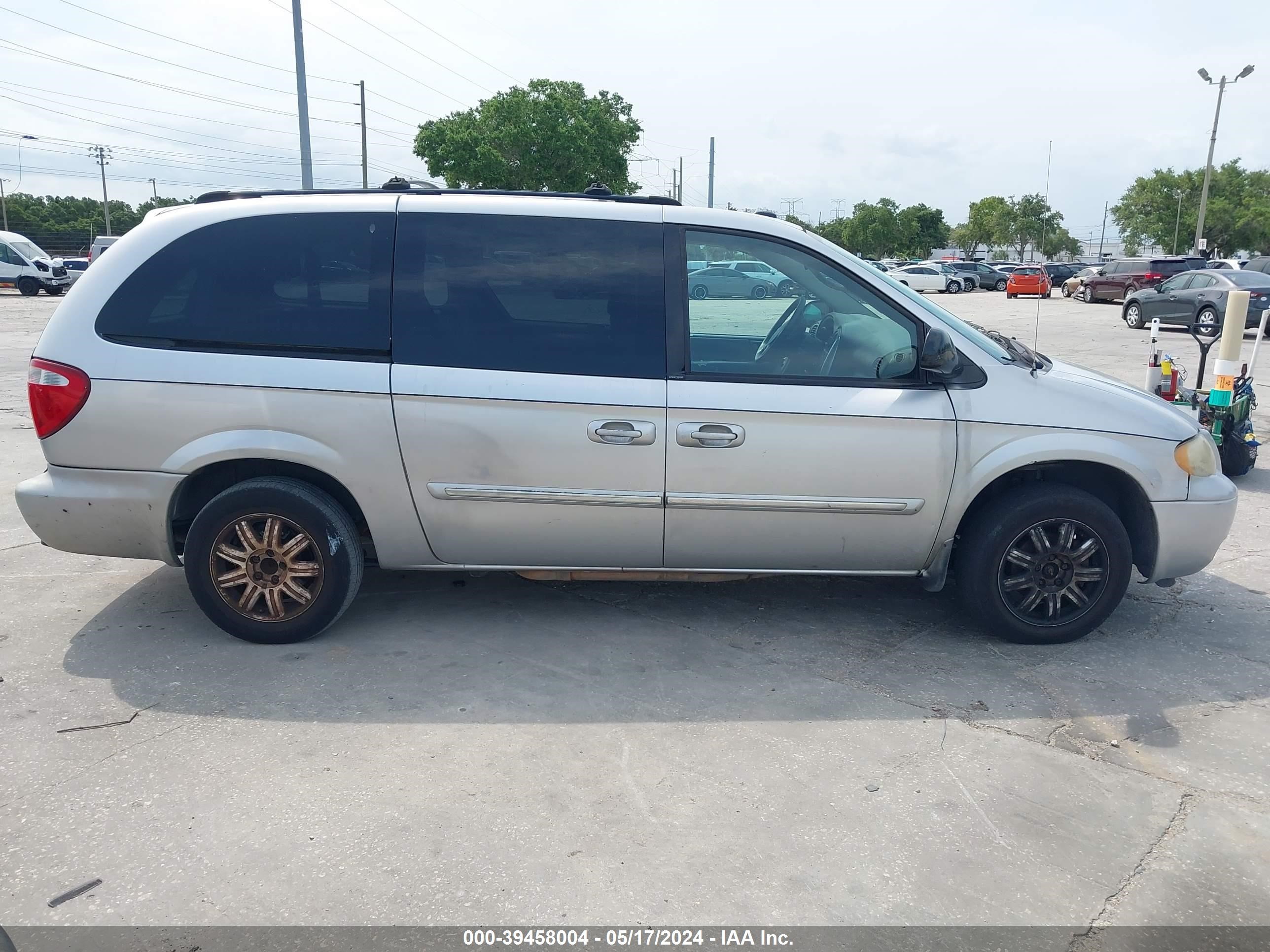 Photo 12 VIN: 2C4GP54LX5R490925 - CHRYSLER TOWN & COUNTRY 