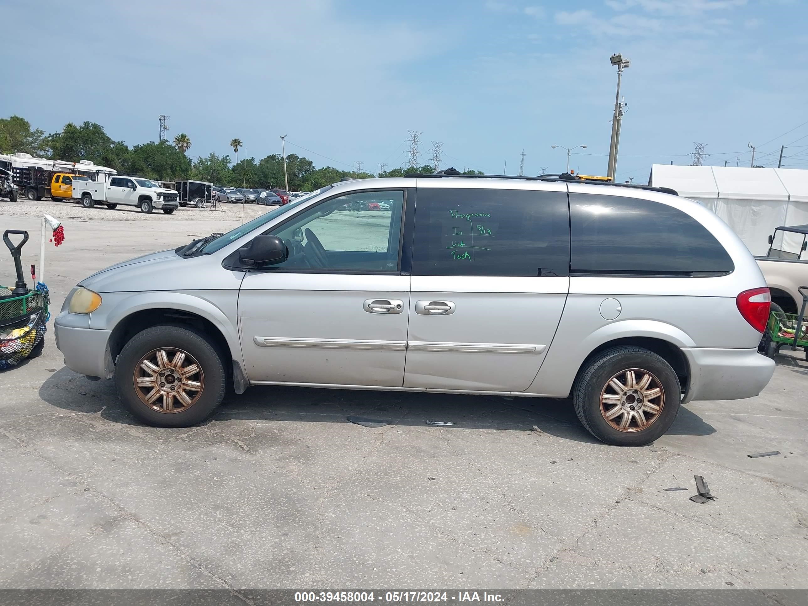 Photo 13 VIN: 2C4GP54LX5R490925 - CHRYSLER TOWN & COUNTRY 