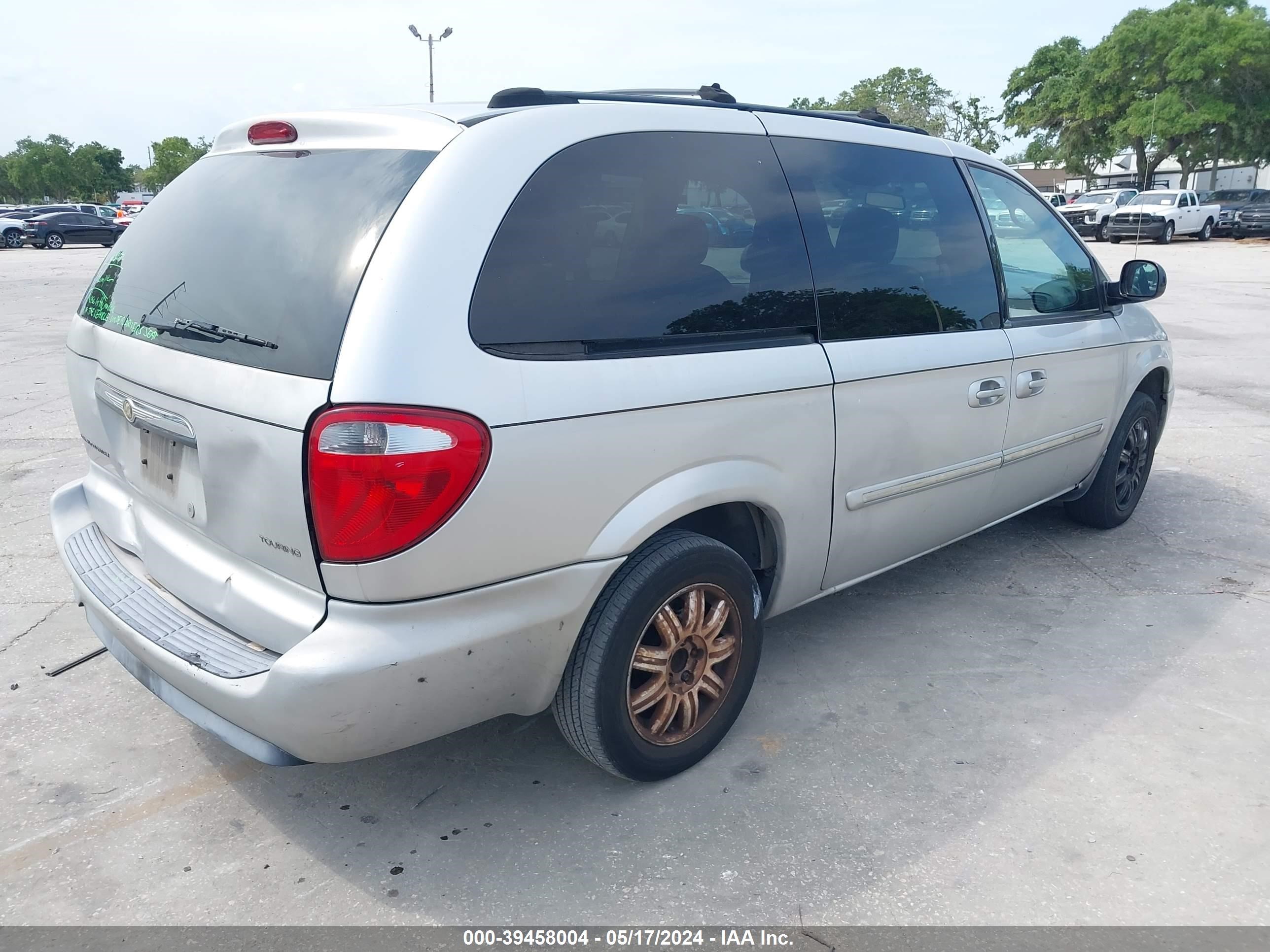 Photo 3 VIN: 2C4GP54LX5R490925 - CHRYSLER TOWN & COUNTRY 