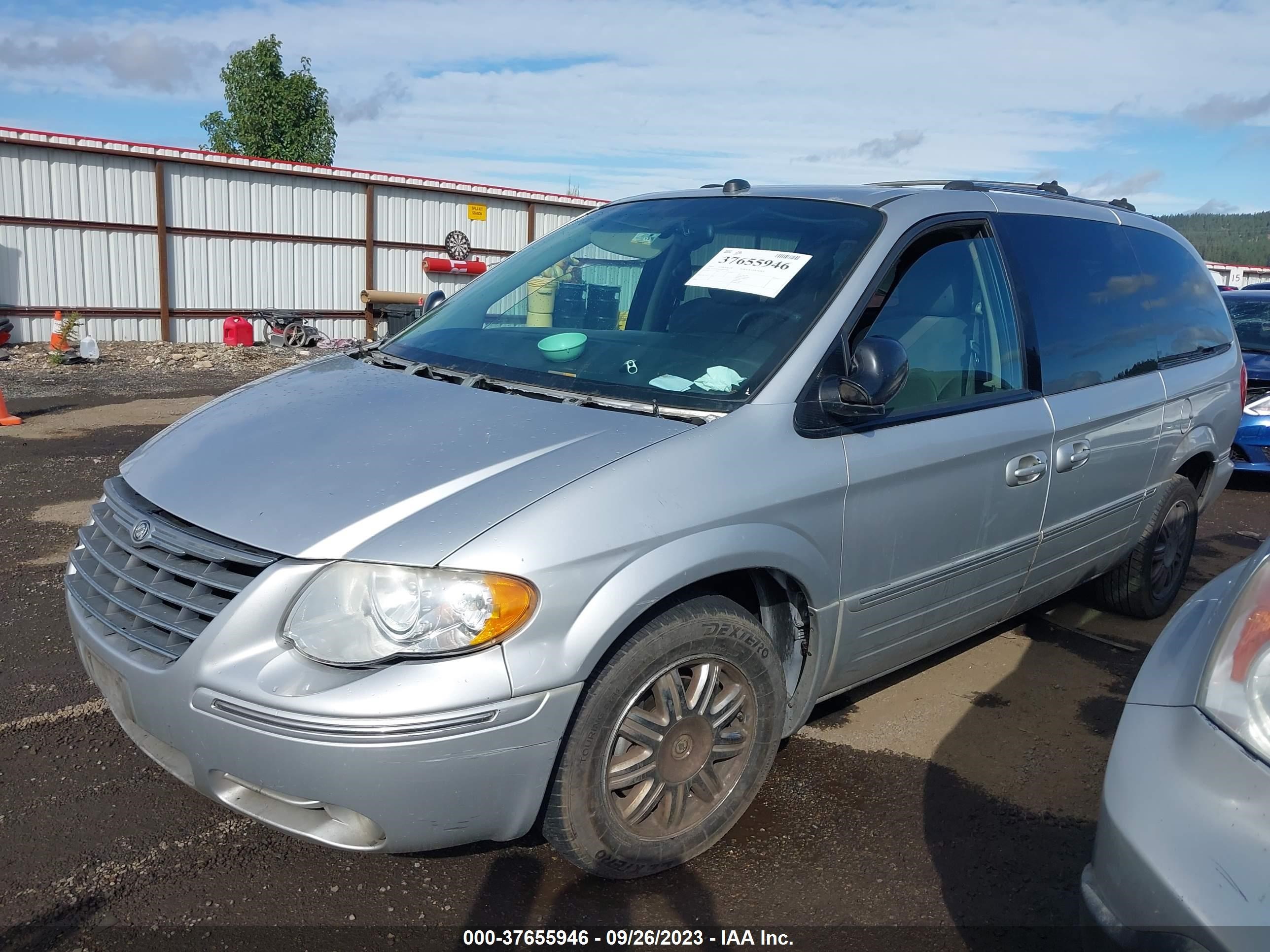 Photo 1 VIN: 2C4GP64L05R457485 - CHRYSLER TOWN & COUNTRY 