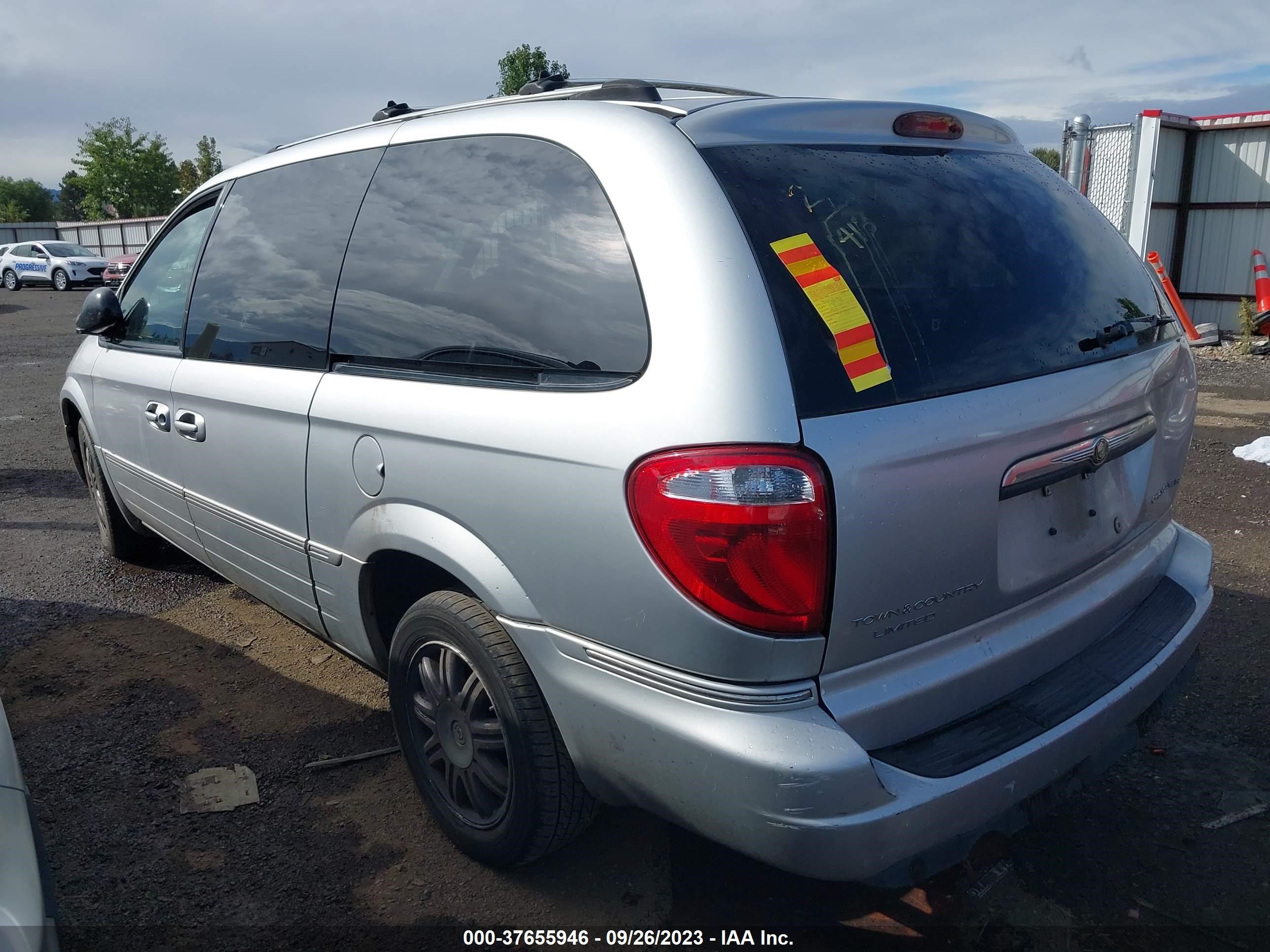 Photo 2 VIN: 2C4GP64L05R457485 - CHRYSLER TOWN & COUNTRY 