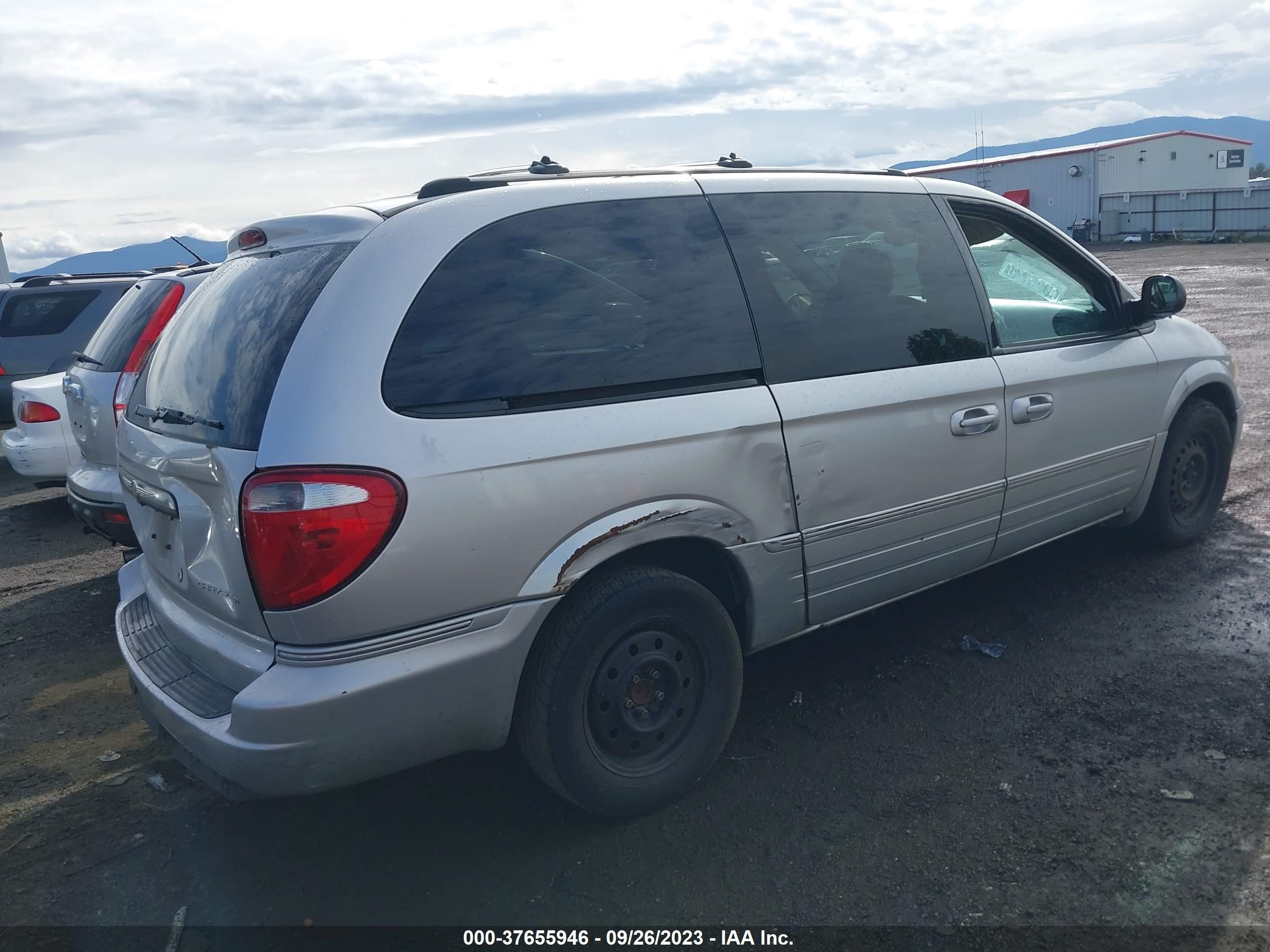 Photo 3 VIN: 2C4GP64L05R457485 - CHRYSLER TOWN & COUNTRY 