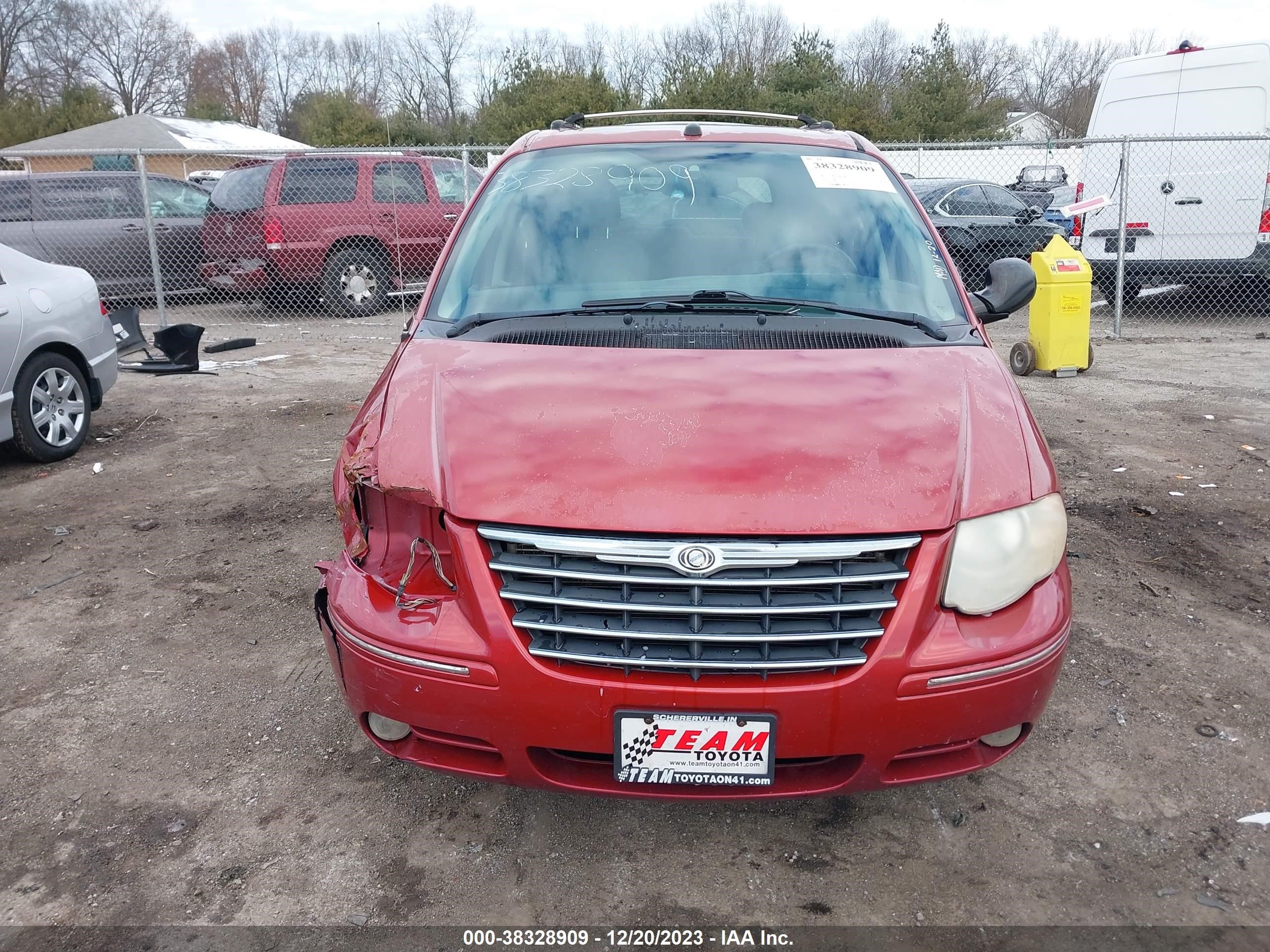 Photo 11 VIN: 2C4GP64L35R373466 - CHRYSLER TOWN & COUNTRY 