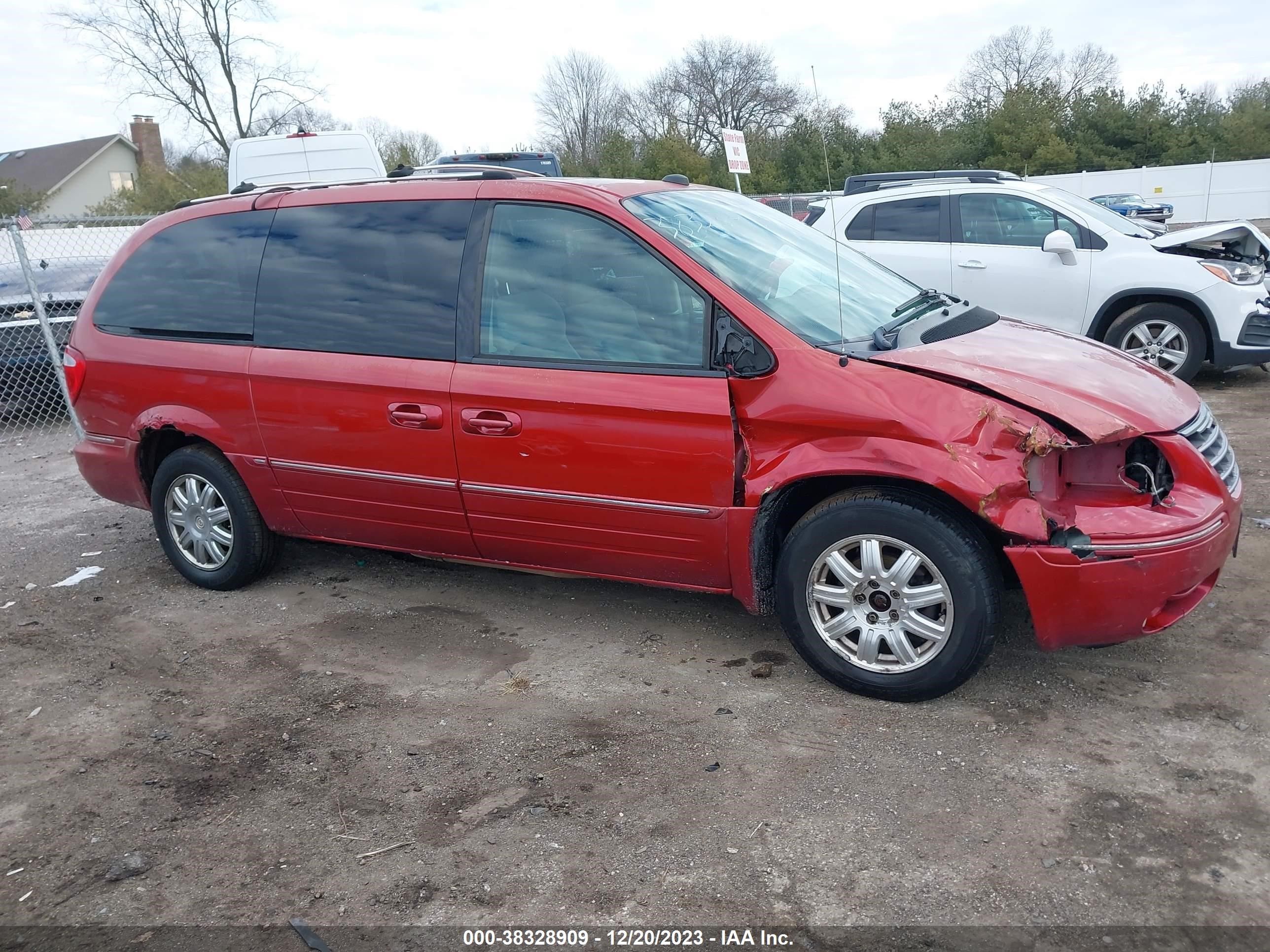 Photo 12 VIN: 2C4GP64L35R373466 - CHRYSLER TOWN & COUNTRY 