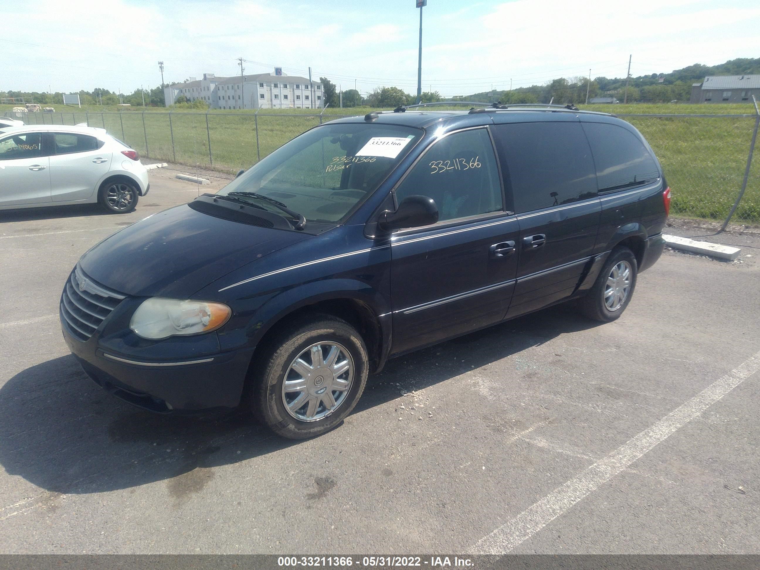 Photo 1 VIN: 2C4GP64L35R490934 - CHRYSLER TOWN & COUNTRY 