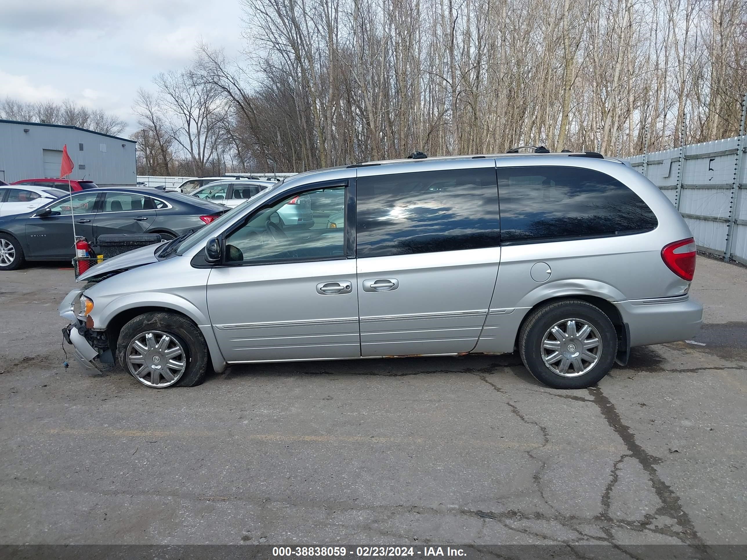 Photo 13 VIN: 2C4GP64L55R512724 - CHRYSLER TOWN & COUNTRY 