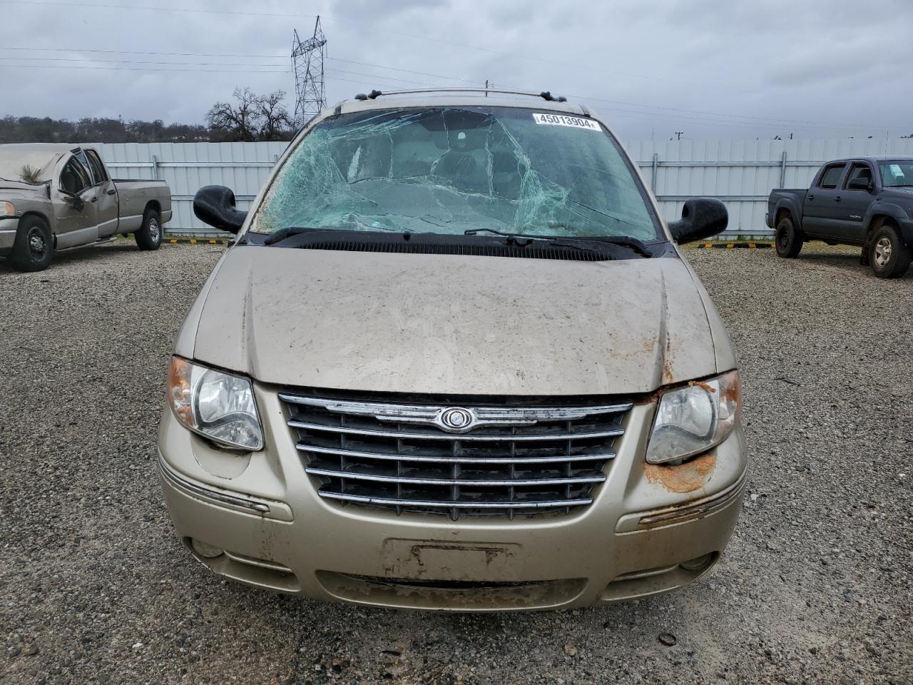 Photo 4 VIN: 2C4GP64L65R275676 - CHRYSLER TOWN & COUNTRY 