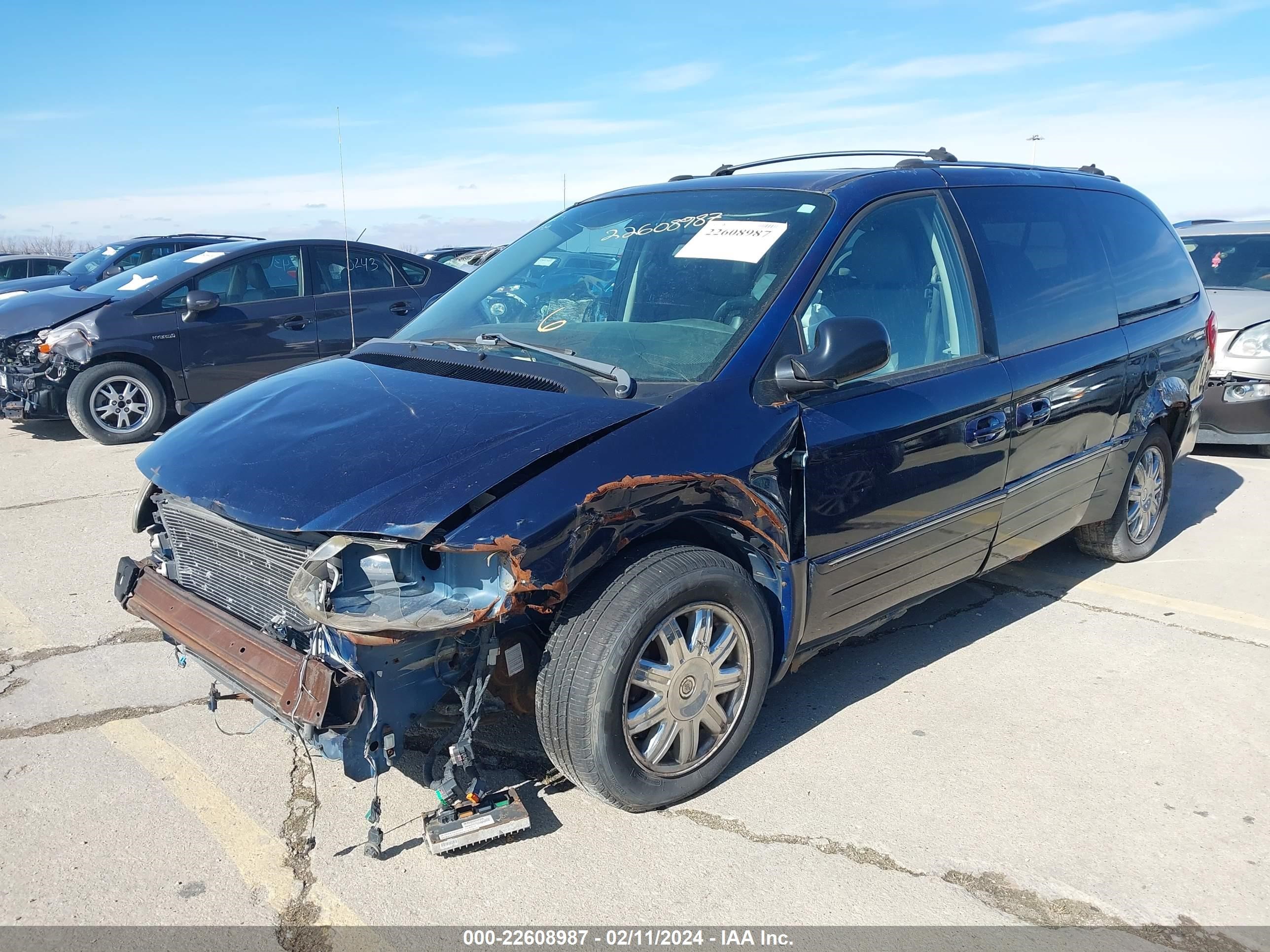 Photo 1 VIN: 2C4GP64L95R284629 - CHRYSLER TOWN & COUNTRY 