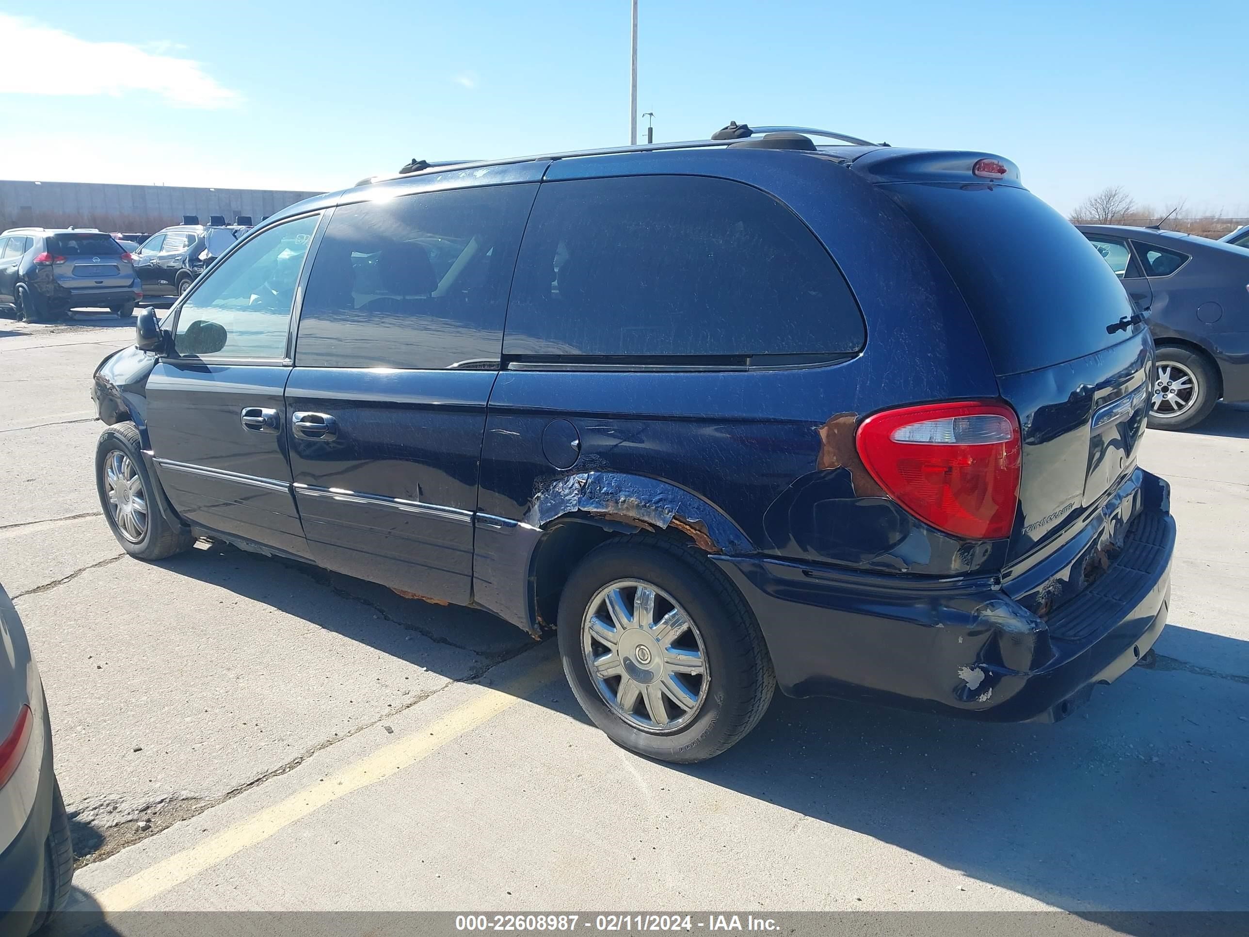 Photo 2 VIN: 2C4GP64L95R284629 - CHRYSLER TOWN & COUNTRY 