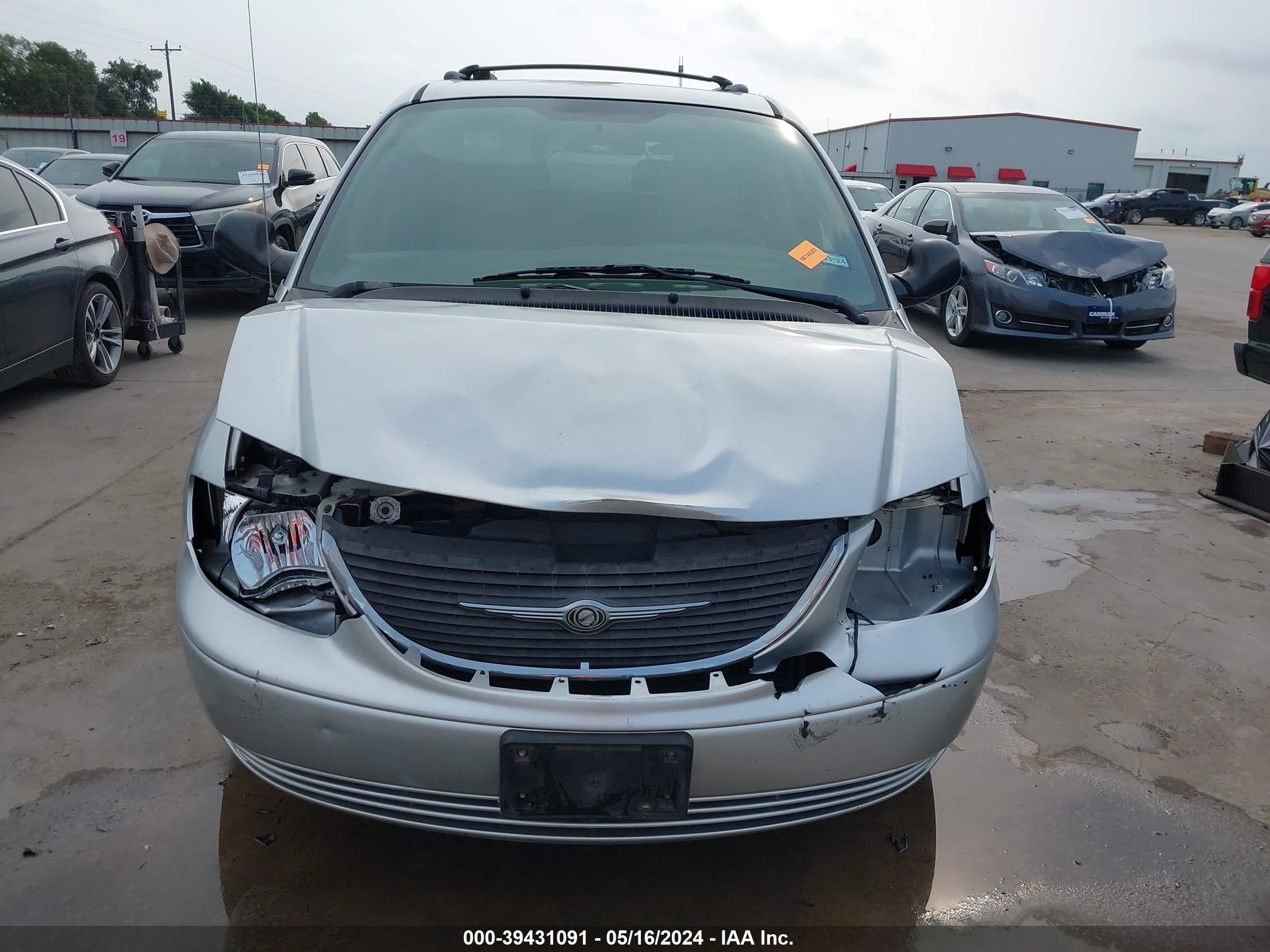 Photo 11 VIN: 2C4GP74L13R248680 - CHRYSLER TOWN & COUNTRY 