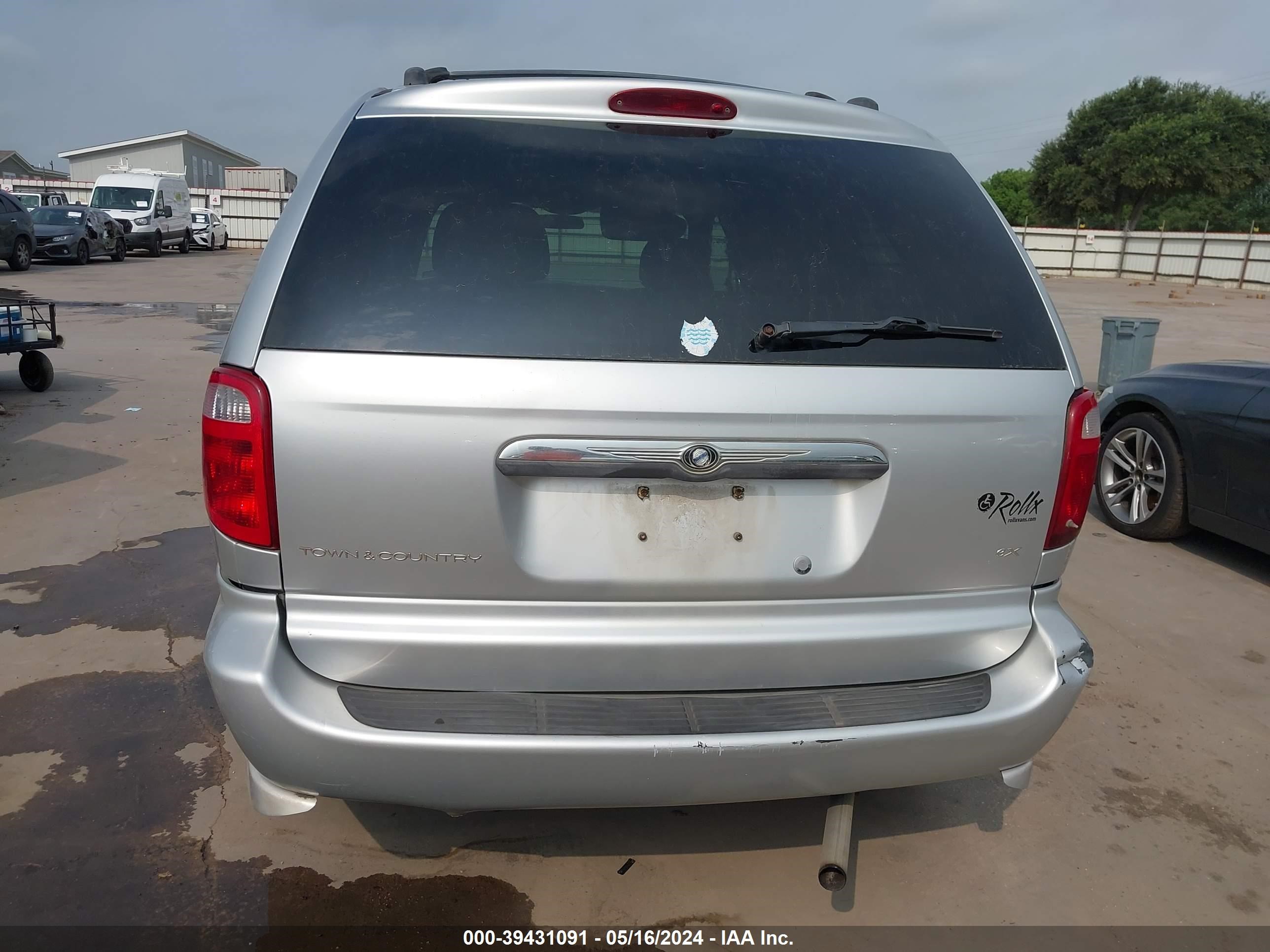 Photo 15 VIN: 2C4GP74L13R248680 - CHRYSLER TOWN & COUNTRY 