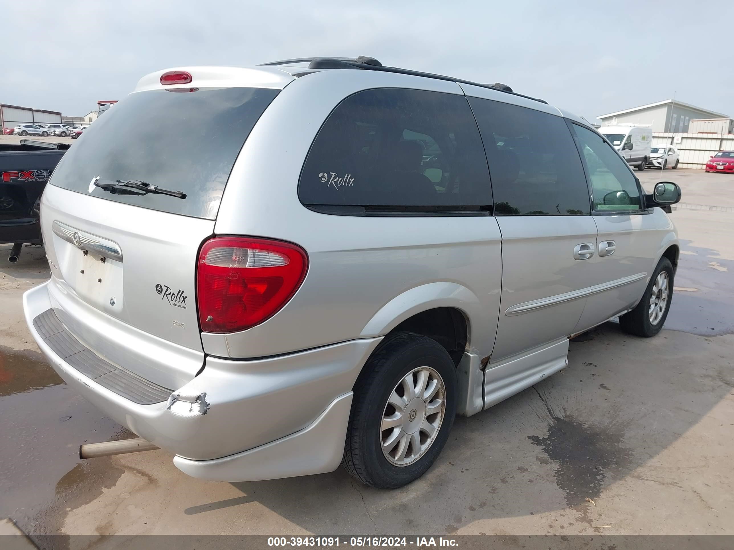 Photo 3 VIN: 2C4GP74L13R248680 - CHRYSLER TOWN & COUNTRY 