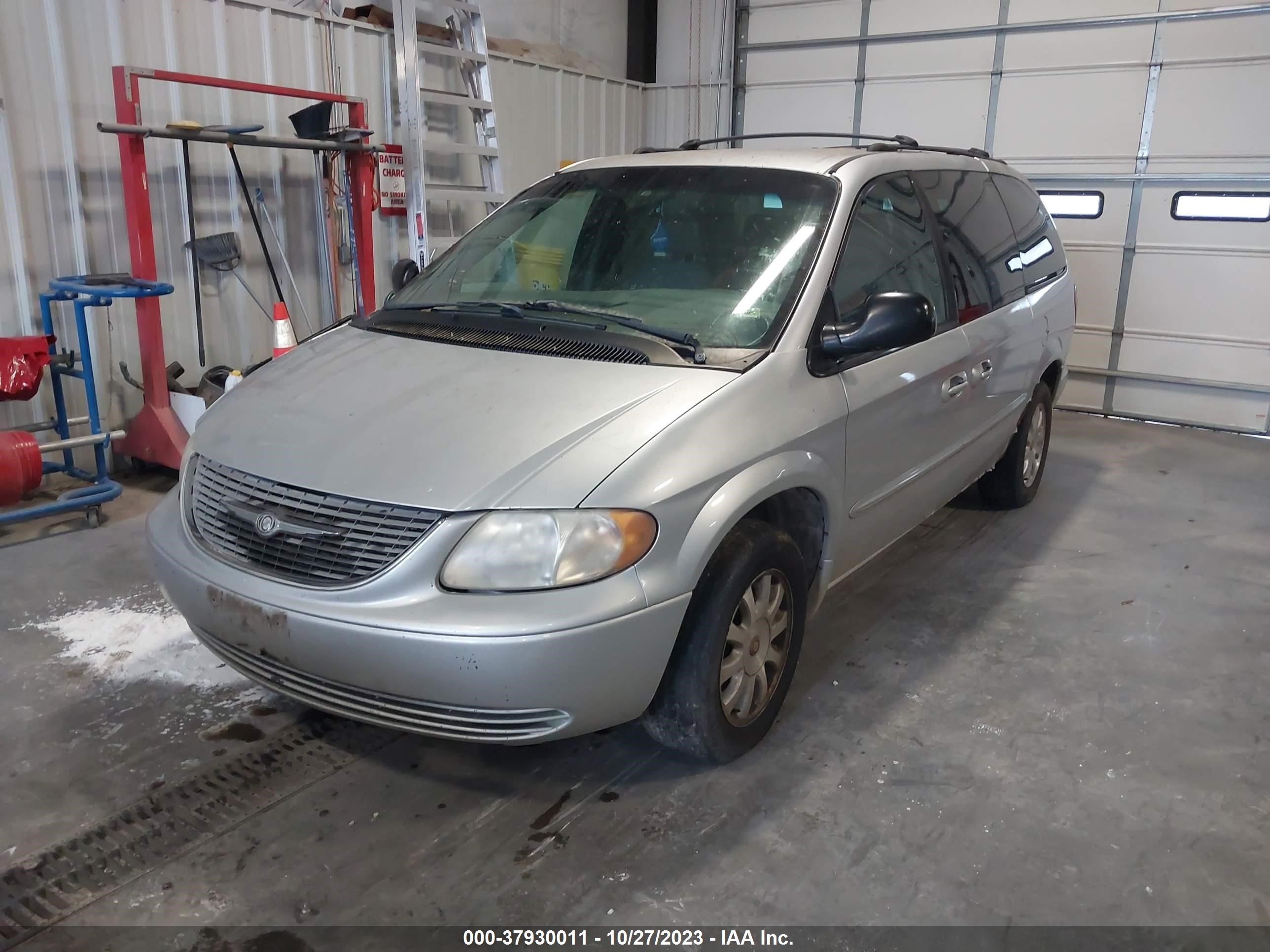 Photo 1 VIN: 2C4GP74L22R589276 - CHRYSLER TOWN & COUNTRY 