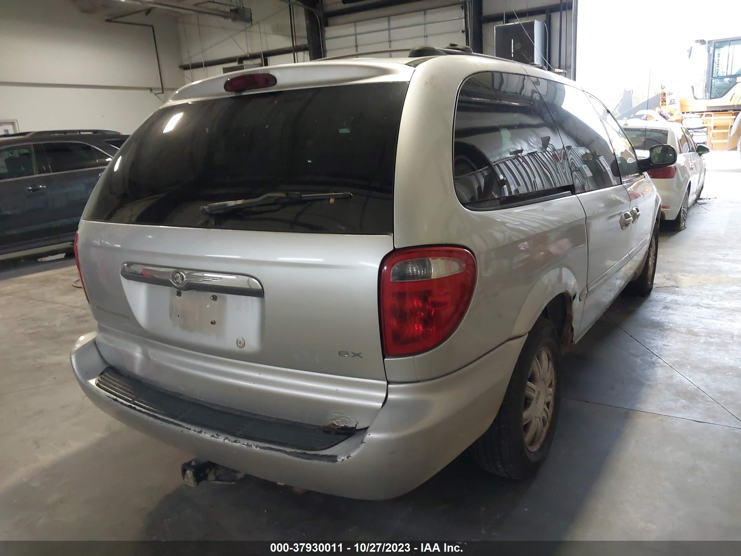 Photo 3 VIN: 2C4GP74L22R589276 - CHRYSLER TOWN & COUNTRY 