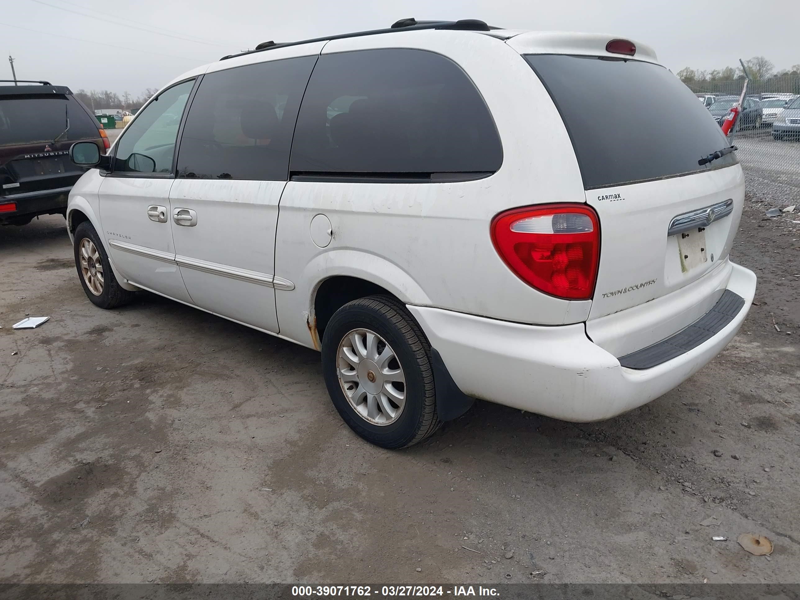 Photo 2 VIN: 2C4GP74L61R392173 - CHRYSLER TOWN & COUNTRY 