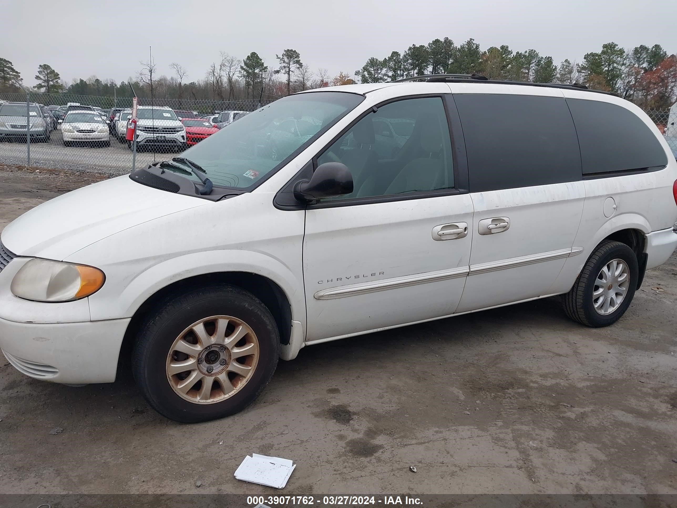 Photo 5 VIN: 2C4GP74L61R392173 - CHRYSLER TOWN & COUNTRY 