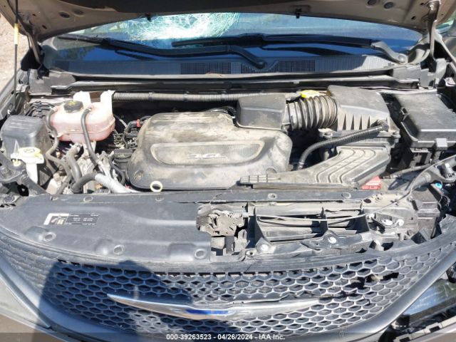 Photo 9 VIN: 2C4RC1AG6JR130758 - CHRYSLER PACIFICA 