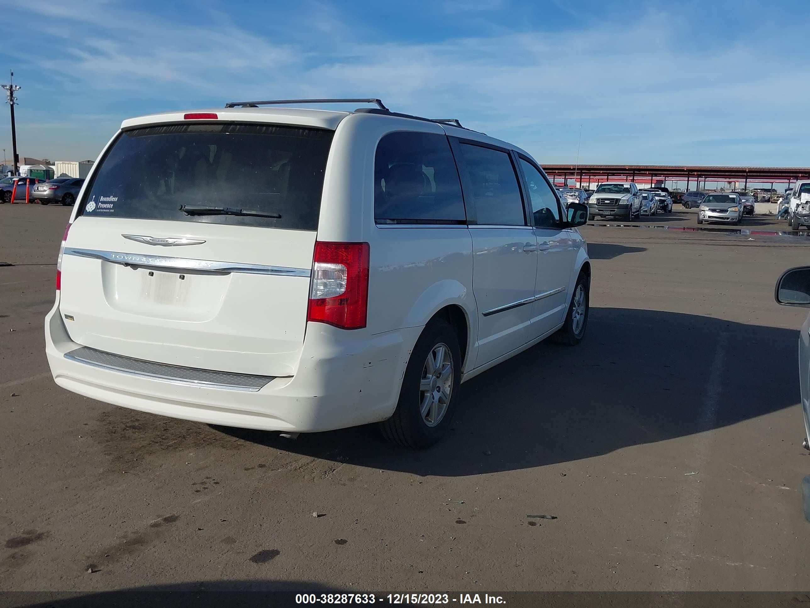 Photo 3 VIN: 2C4RC1BG0CR320492 - CHRYSLER TOWN & COUNTRY 