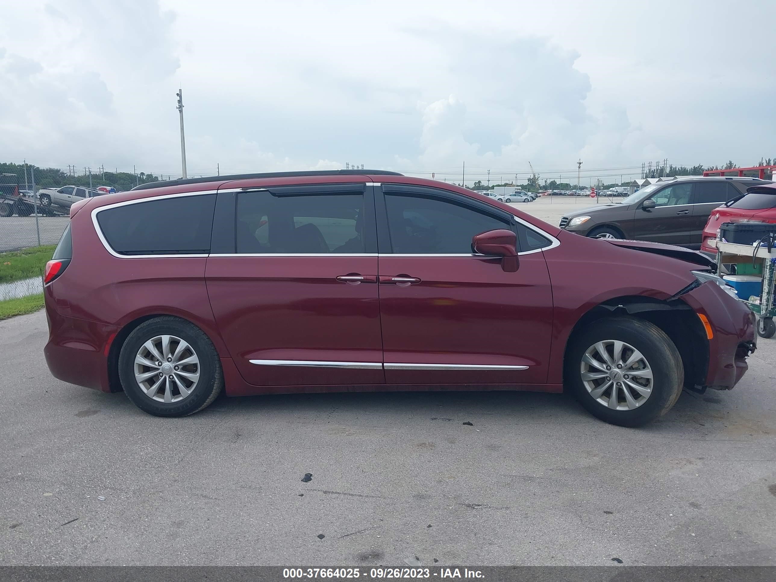 Photo 12 VIN: 2C4RC1BG0HR533837 - CHRYSLER PACIFICA 