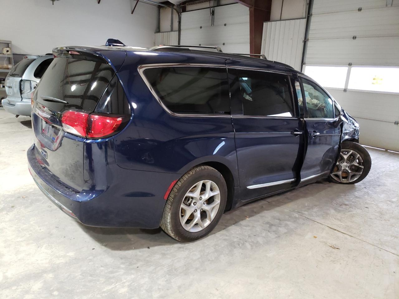 Photo 2 VIN: 2C4RC1BG0HR823334 - CHRYSLER PACIFICA 