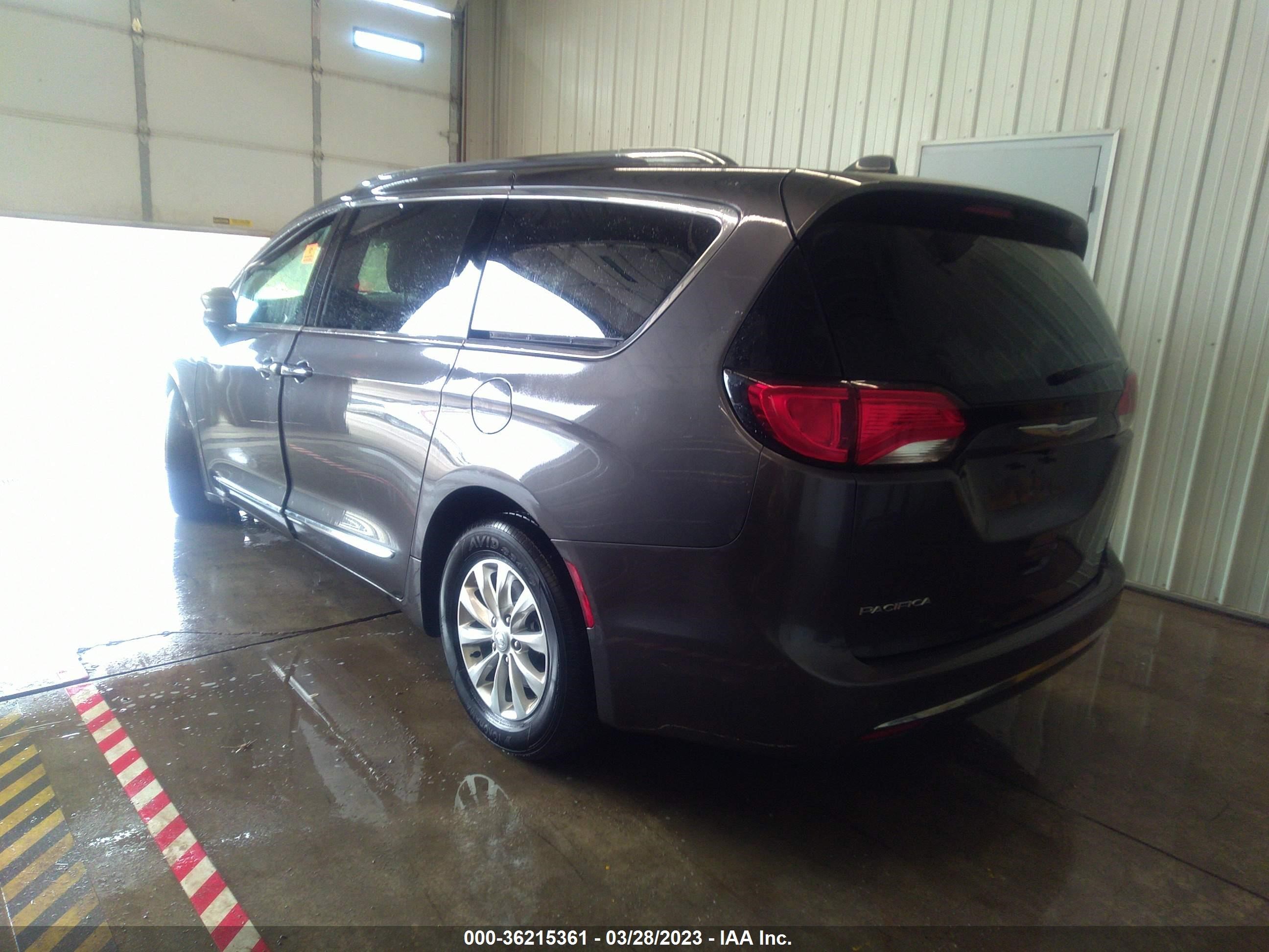 Photo 2 VIN: 2C4RC1BG0JR139549 - CHRYSLER PACIFICA 