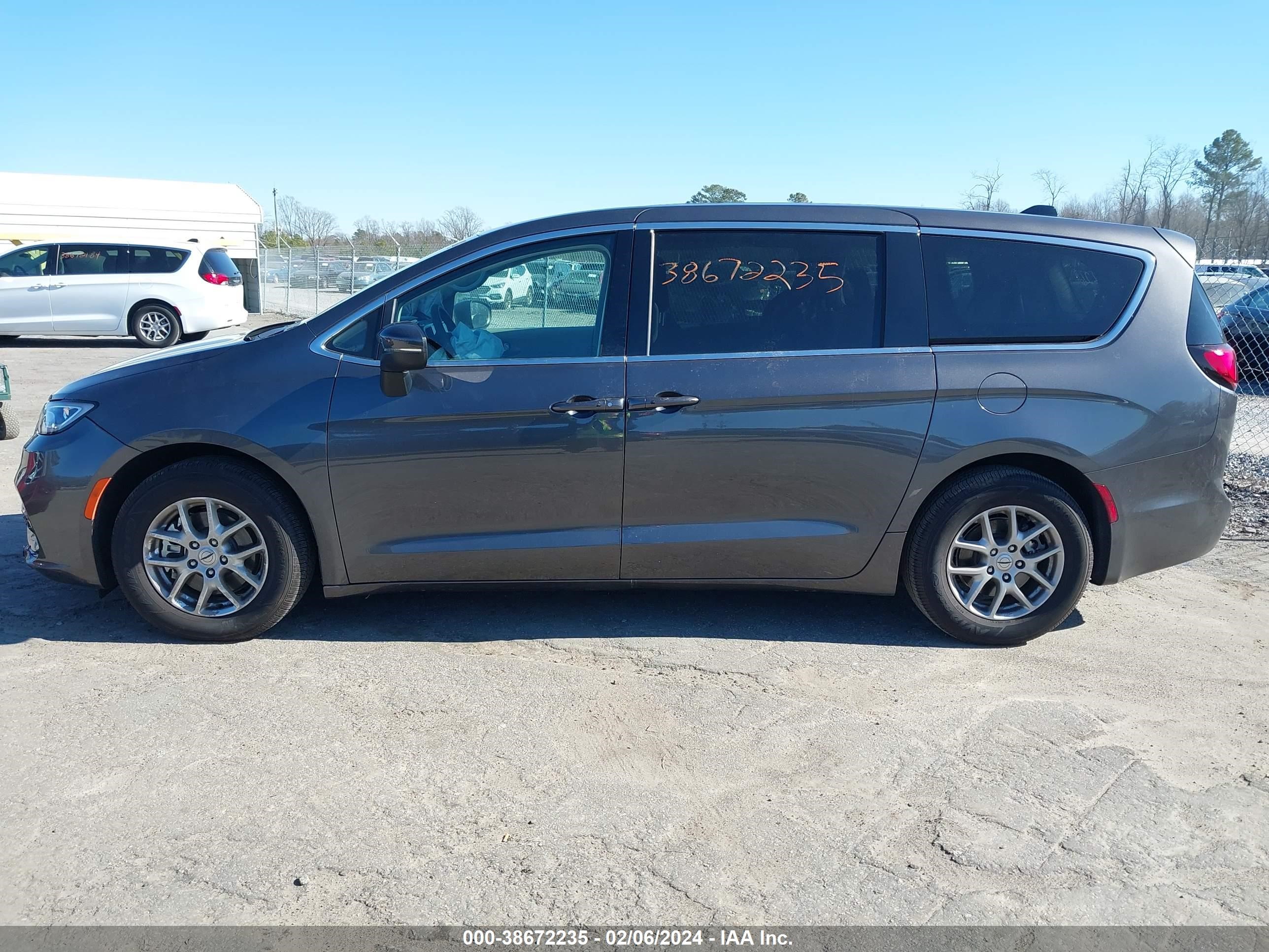 Photo 13 VIN: 2C4RC1BG0PR550359 - CHRYSLER PACIFICA 