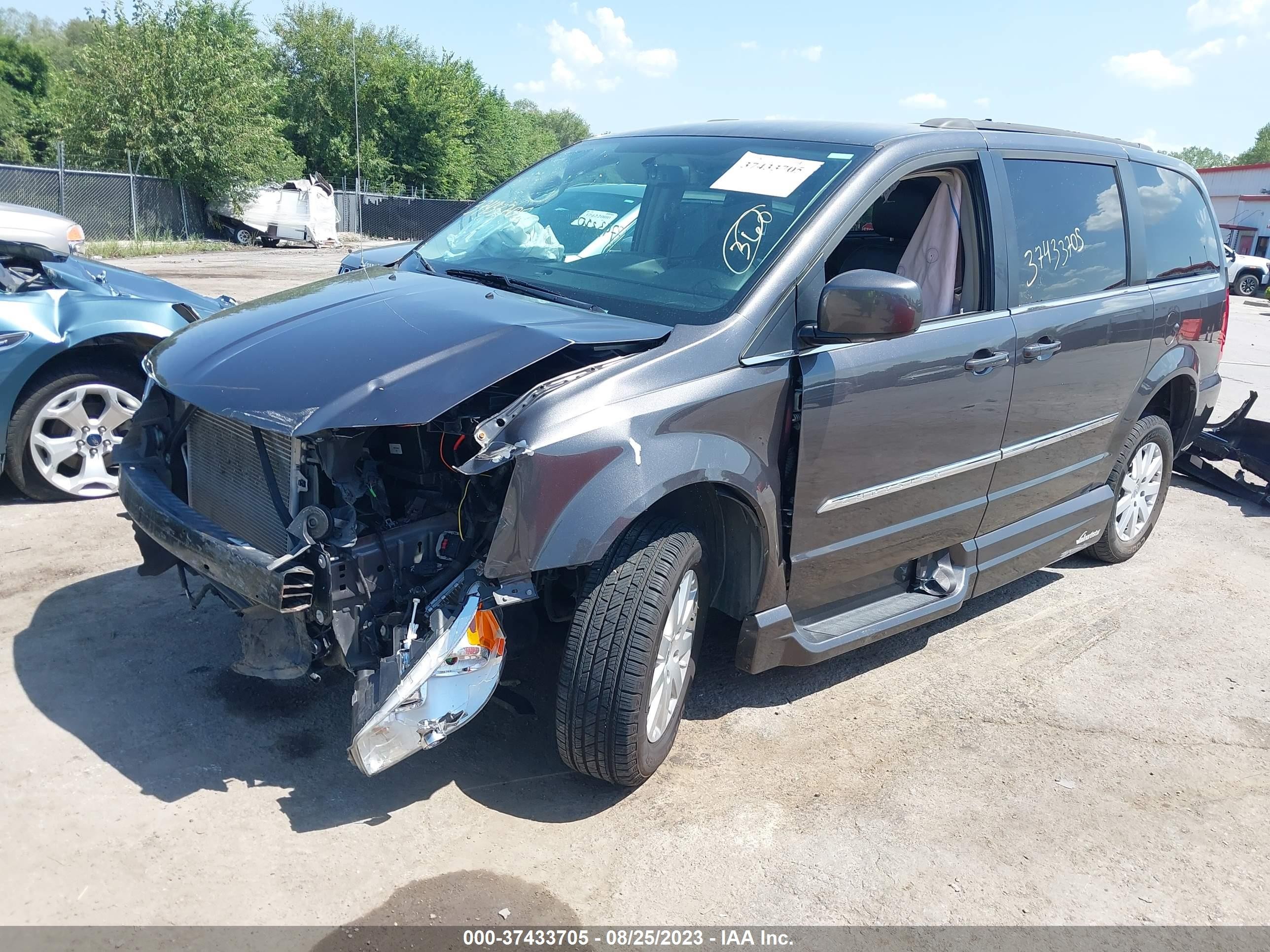 Photo 1 VIN: 2C4RC1BG1FR740377 - CHRYSLER TOWN & COUNTRY 