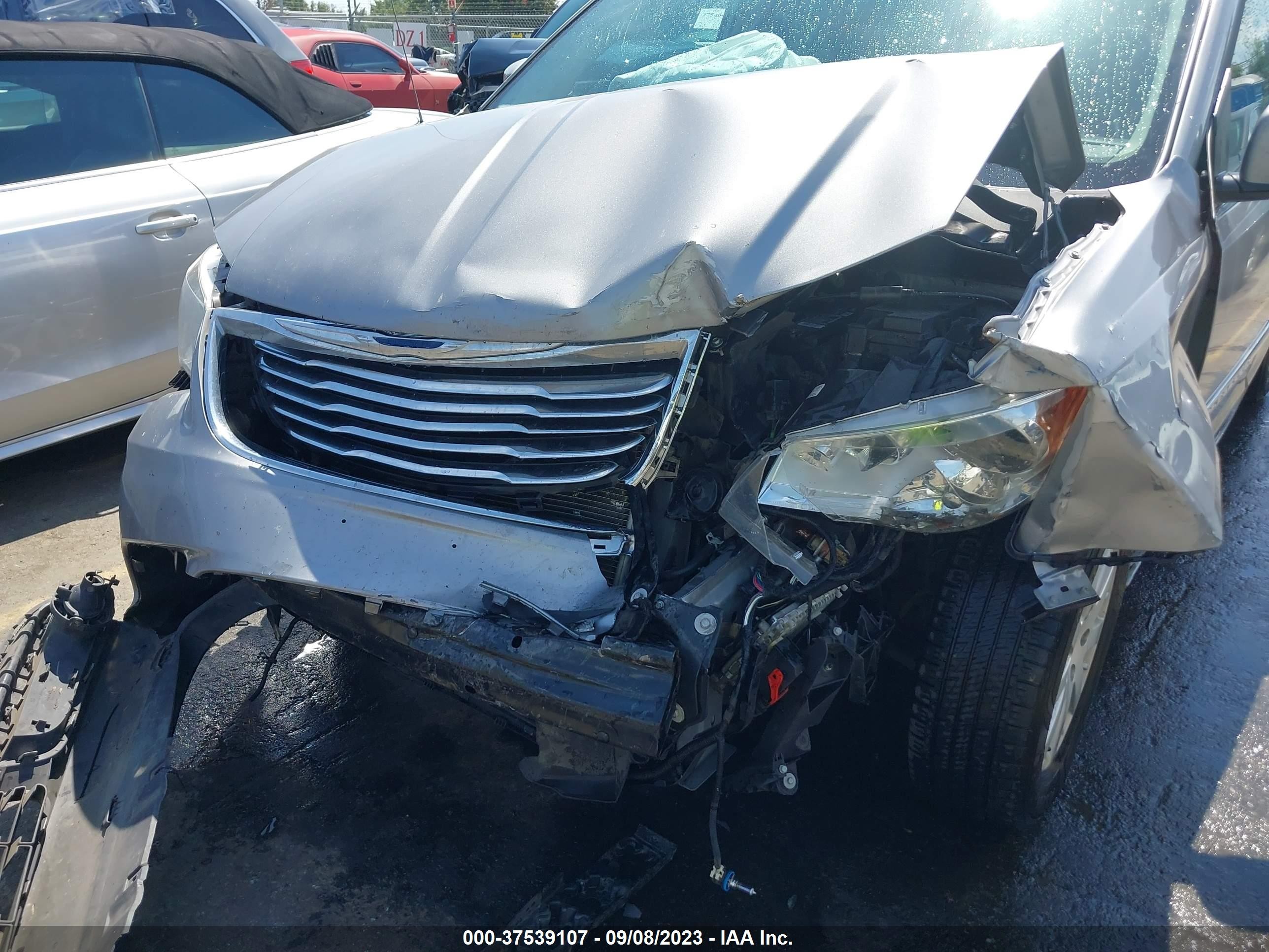 Photo 5 VIN: 2C4RC1BG1GR288898 - CHRYSLER TOWN & COUNTRY 