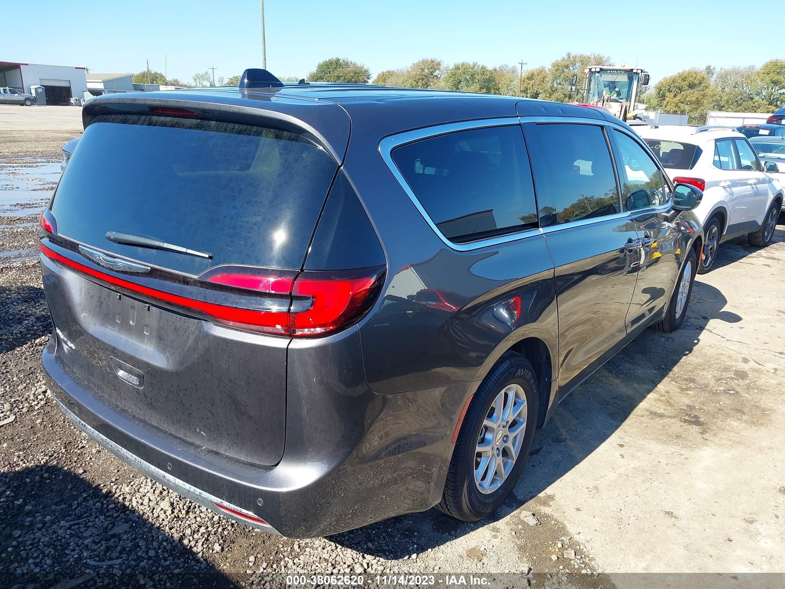 Photo 3 VIN: 2C4RC1BG1PR563699 - CHRYSLER PACIFICA 