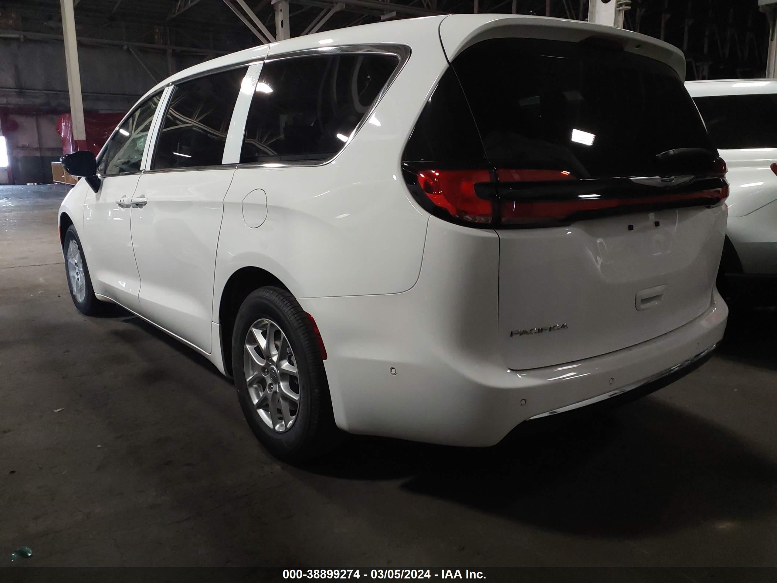 Photo 2 VIN: 2C4RC1BG1RR112727 - CHRYSLER PACIFICA 