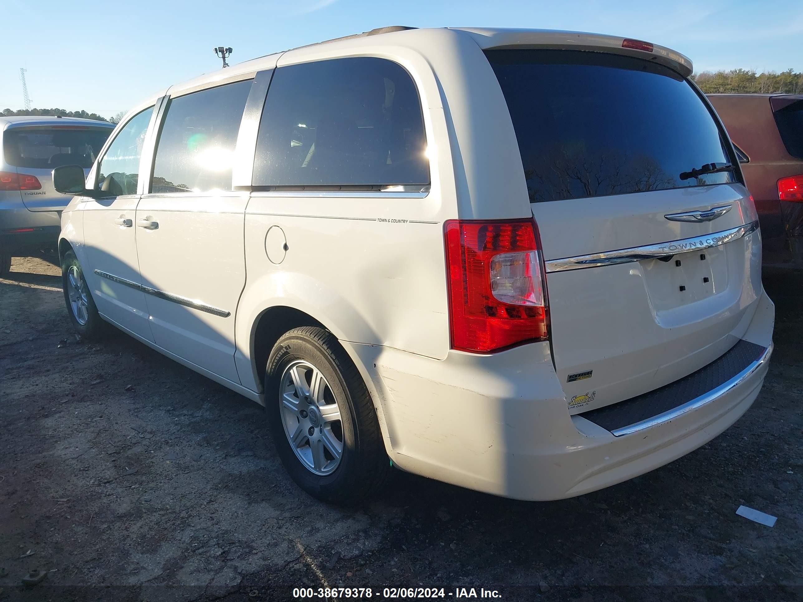 Photo 2 VIN: 2C4RC1BG2CR337472 - CHRYSLER TOWN & COUNTRY 