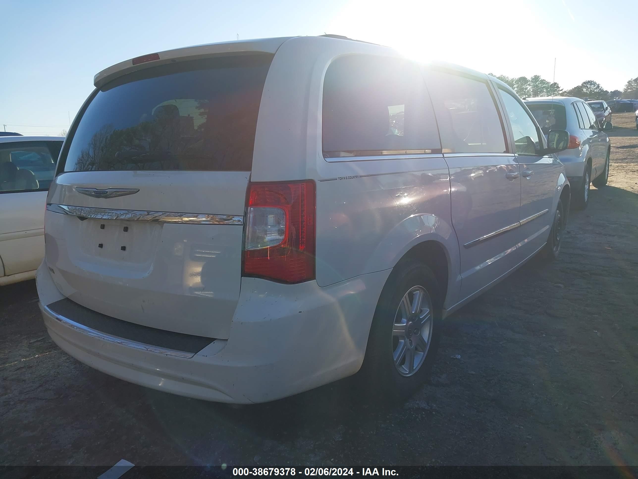 Photo 3 VIN: 2C4RC1BG2CR337472 - CHRYSLER TOWN & COUNTRY 