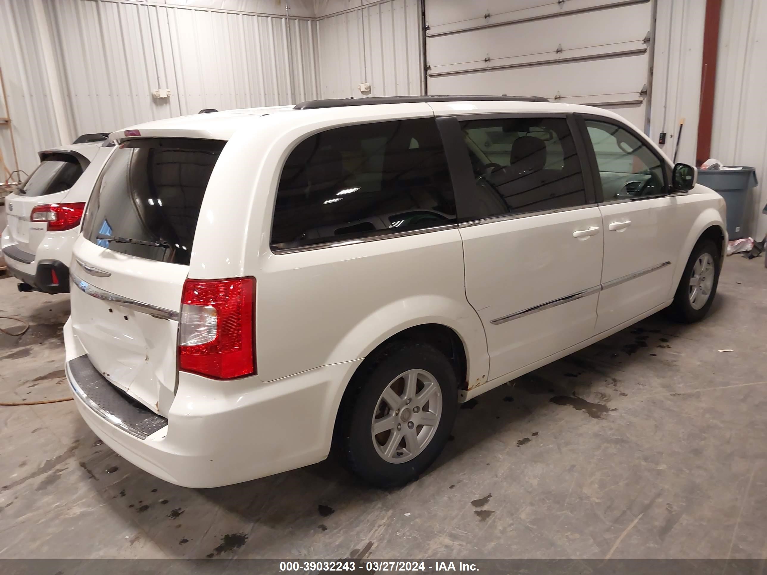 Photo 3 VIN: 2C4RC1BG2CR339481 - CHRYSLER TOWN & COUNTRY 