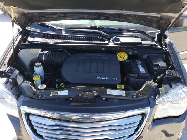 Photo 6 VIN: 2C4RC1BG2GR105055 - CHRYSLER TOWN & COU 