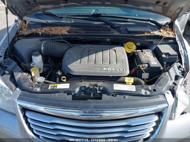 Photo 9 VIN: 2C4RC1BG2GR175042 - CHRYSLER TOWN COUNTRY 