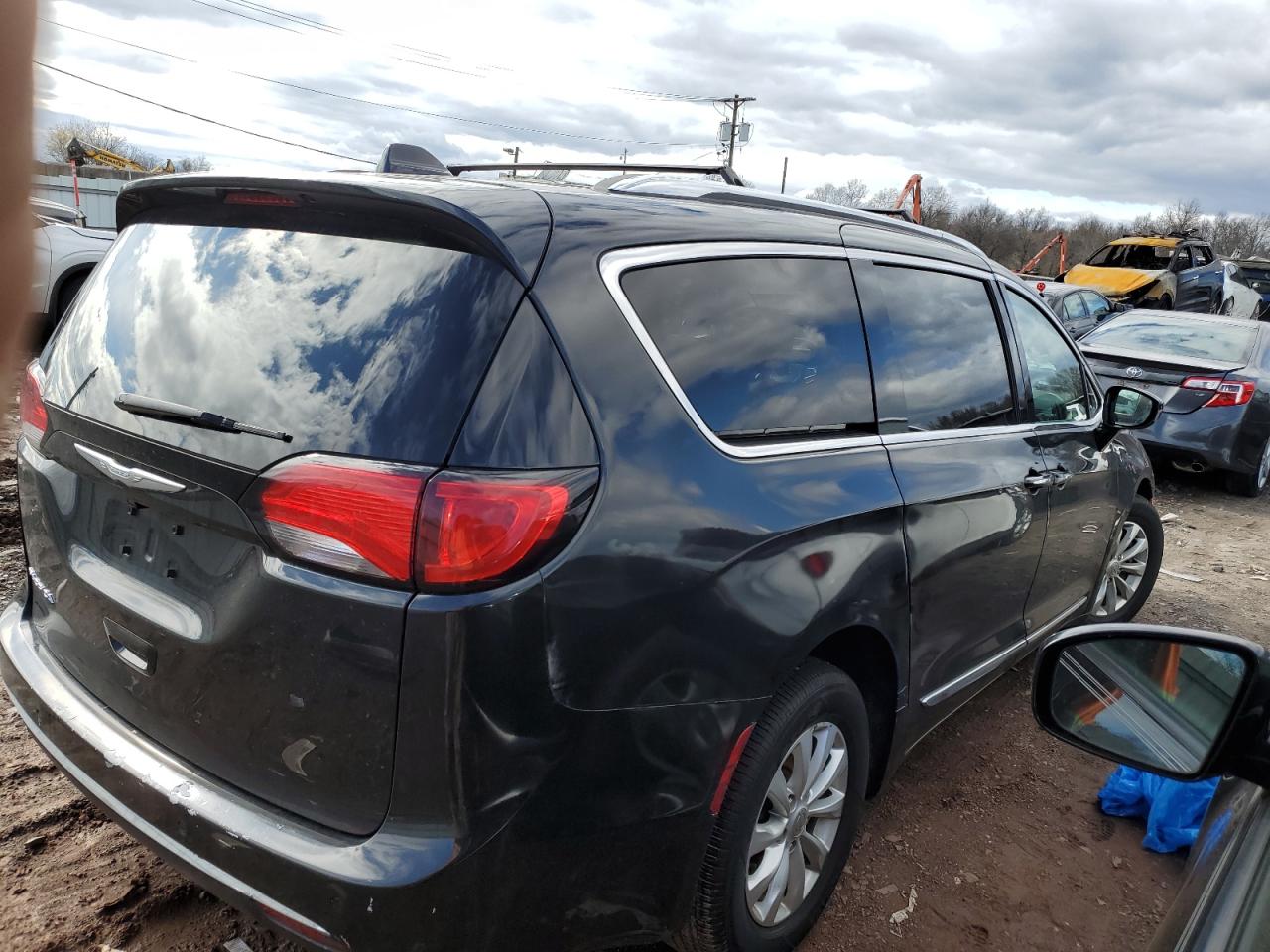 Photo 2 VIN: 2C4RC1BG2JR126396 - CHRYSLER PACIFICA 