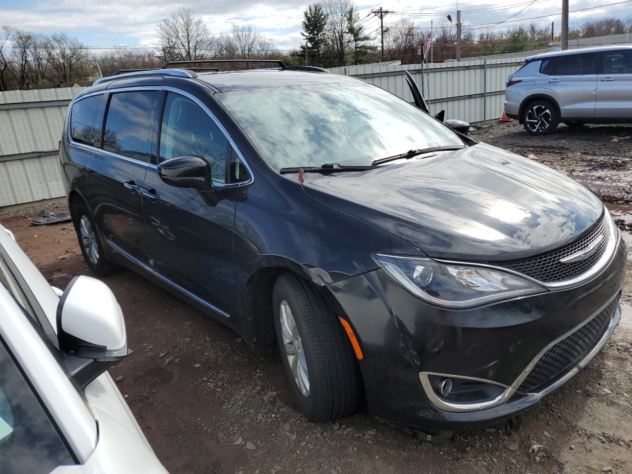 Photo 3 VIN: 2C4RC1BG2JR126396 - CHRYSLER PACIFICA 