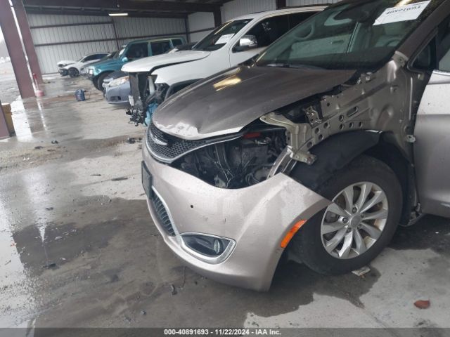 Photo 5 VIN: 2C4RC1BG2JR262849 - CHRYSLER PACIFICA 