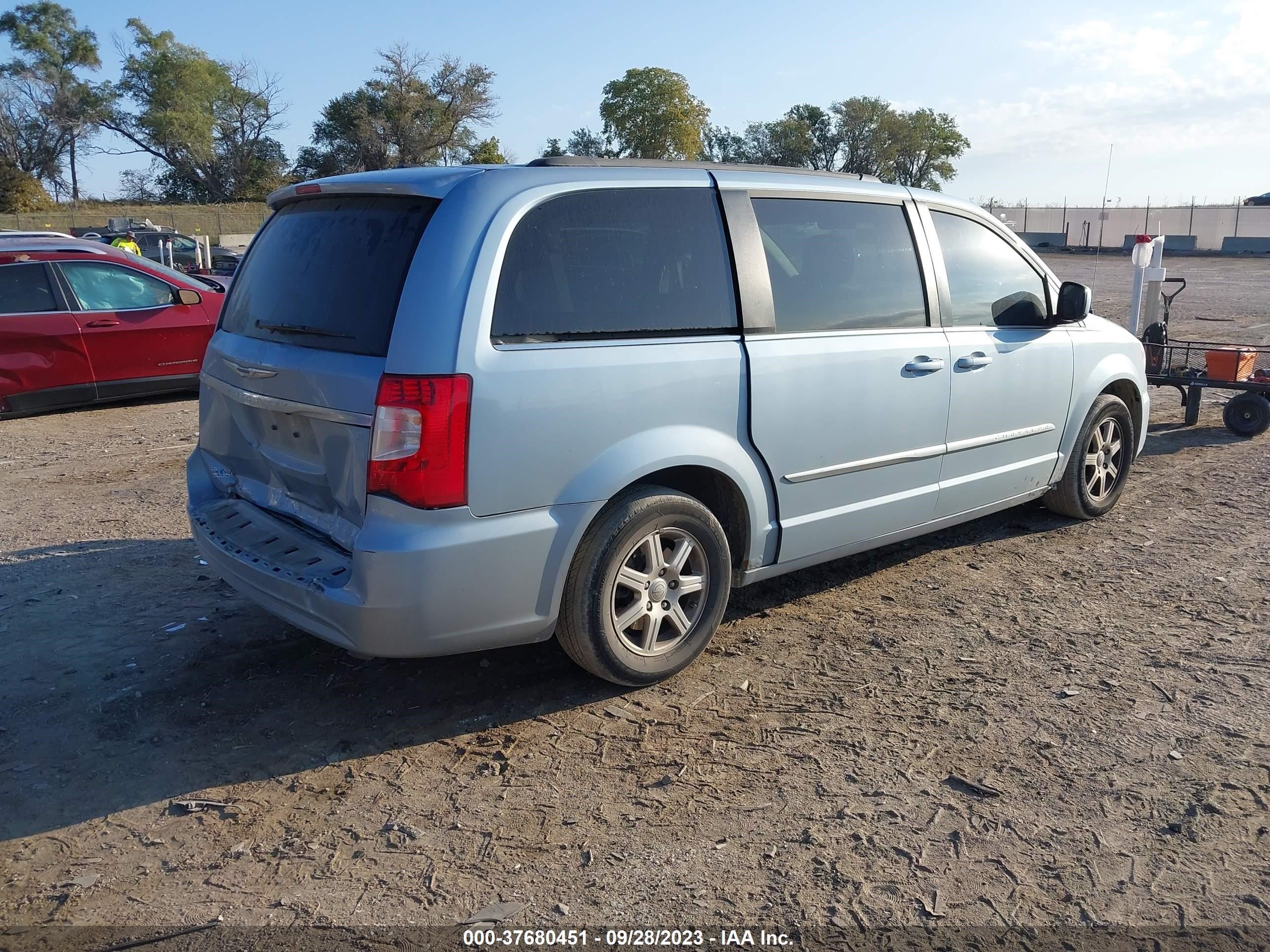 Photo 3 VIN: 2C4RC1BG3CR317764 - CHRYSLER TOWN & COUNTRY 