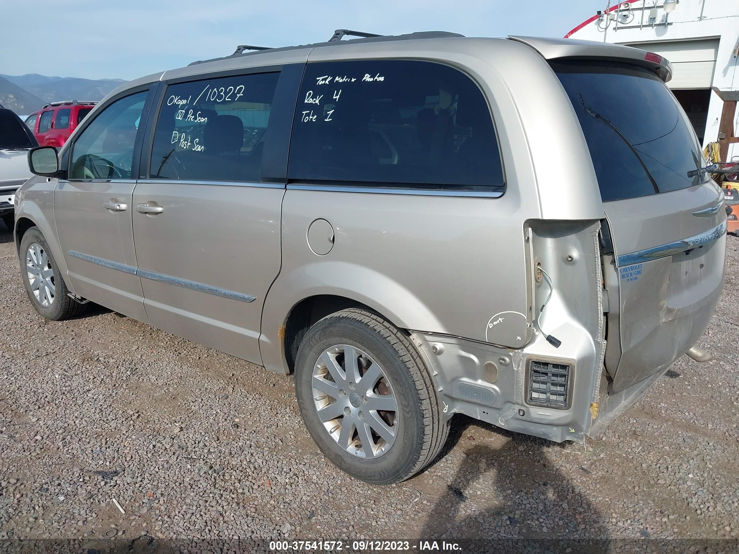 Photo 2 VIN: 2C4RC1BG3CR383425 - CHRYSLER TOWN & COUNTRY 